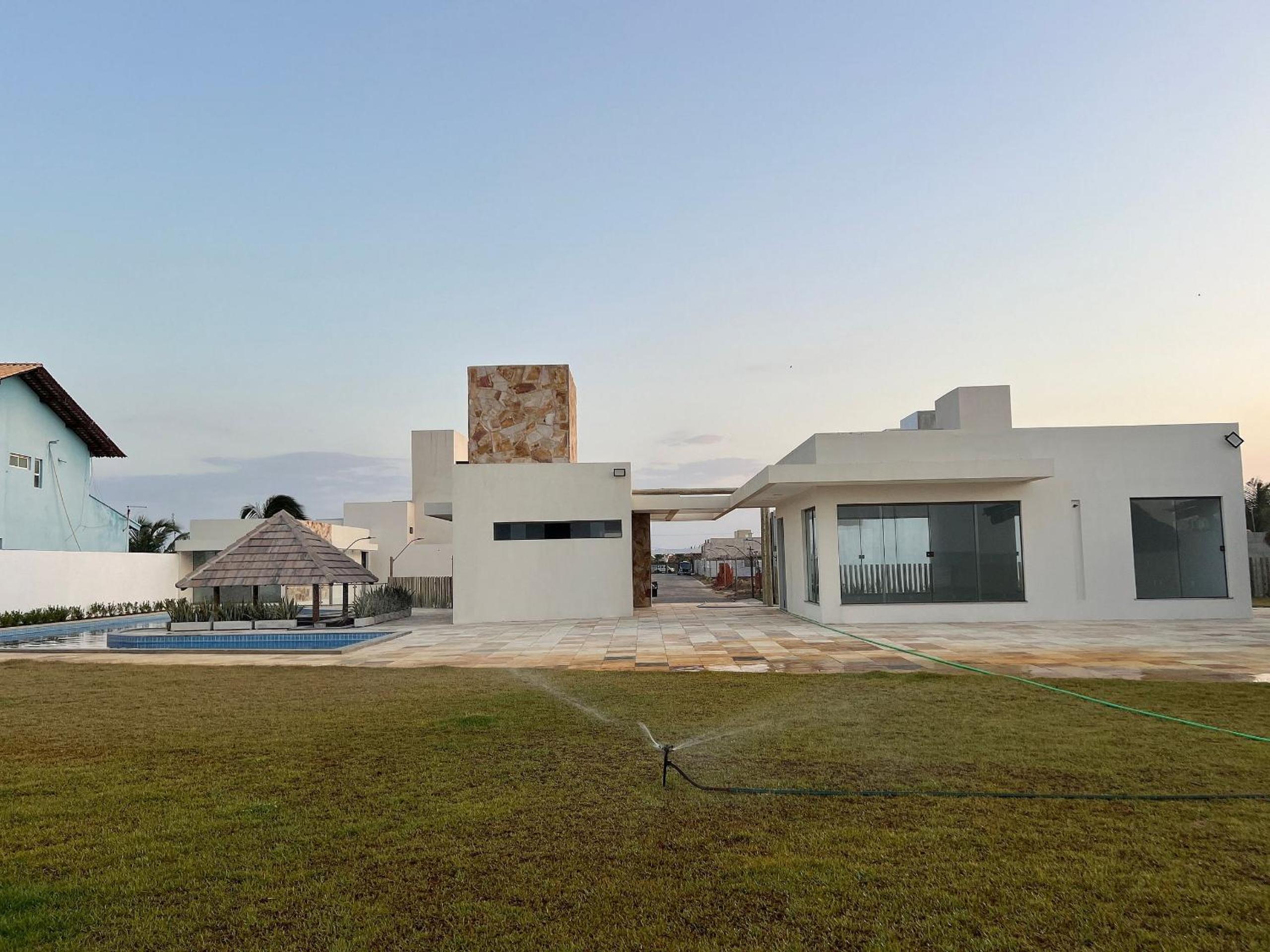 Casa de luxo em condomínio pé na areia com 4 suítes, roftoop com jacuzzi e vista para o mar