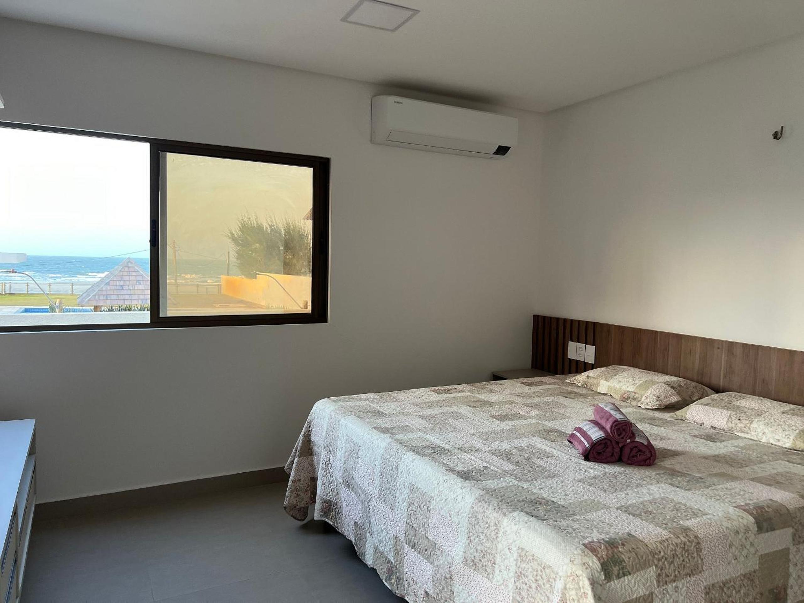 Casa de luxo em condomínio pé na areia com 4 suítes, roftoop com jacuzzi e vista para o mar