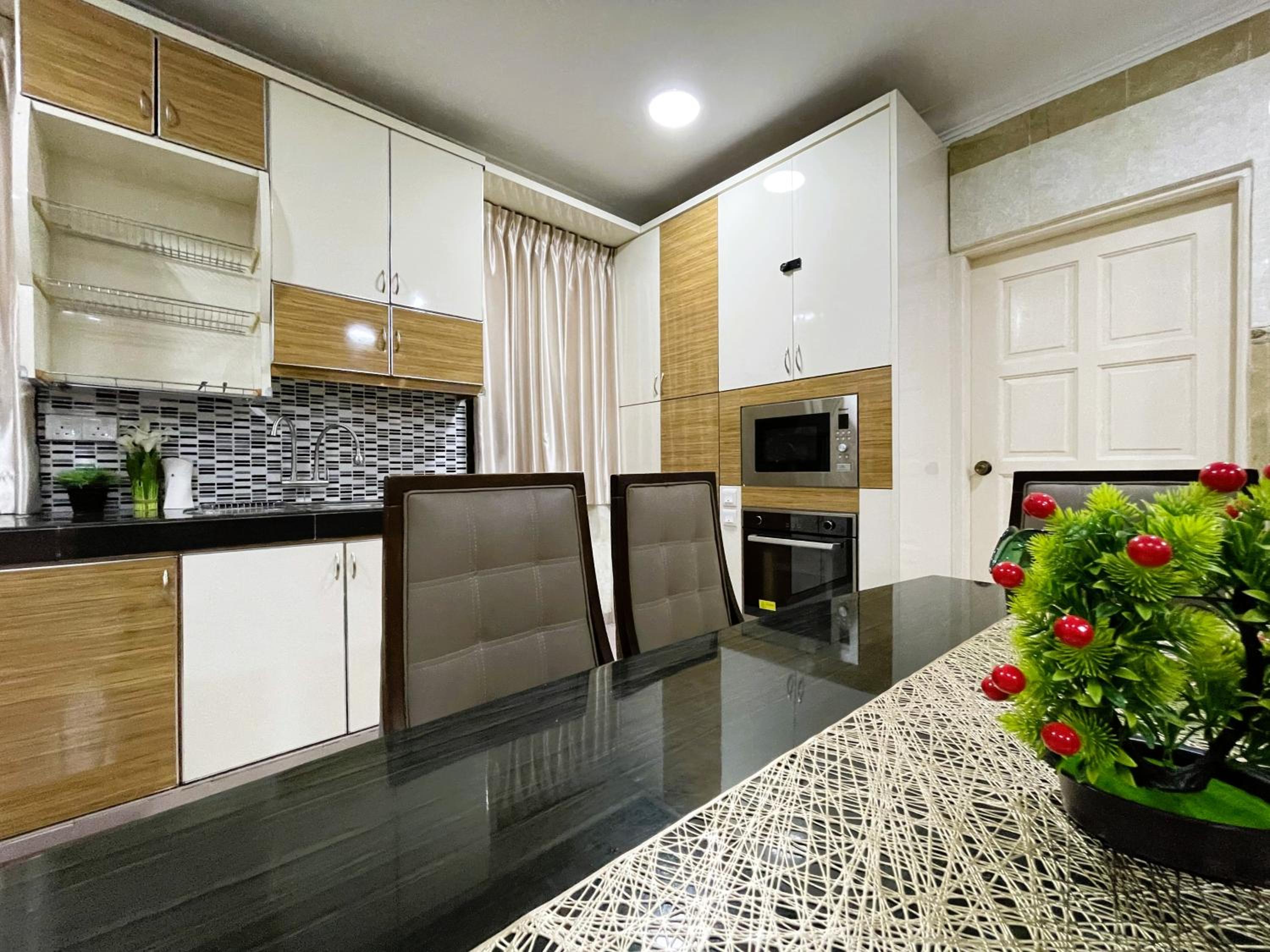 Homestay & Pool Laman Sri Aman Pontian photo 7