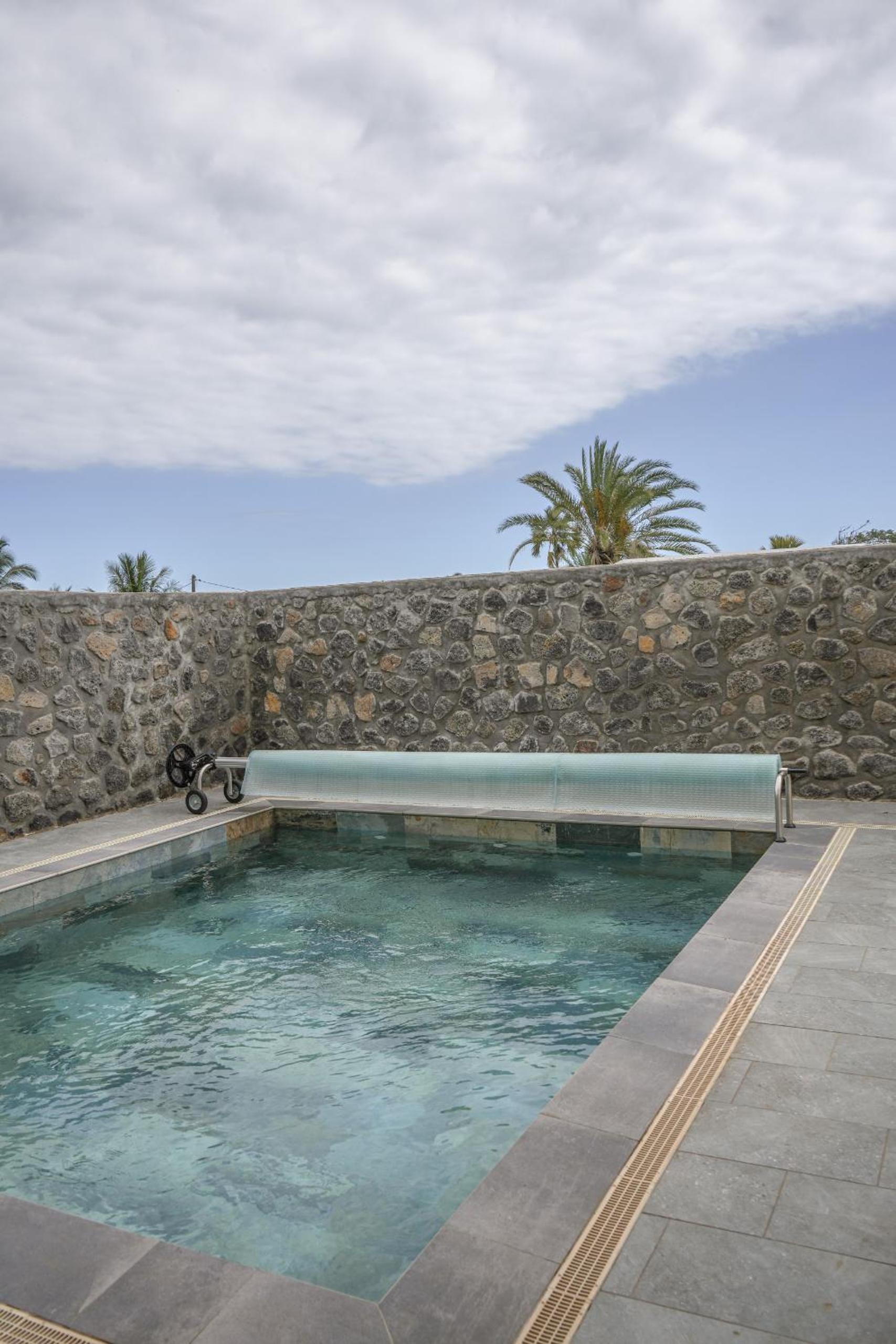 La villa Grand Bois avec sa piscine chauffée view 3
