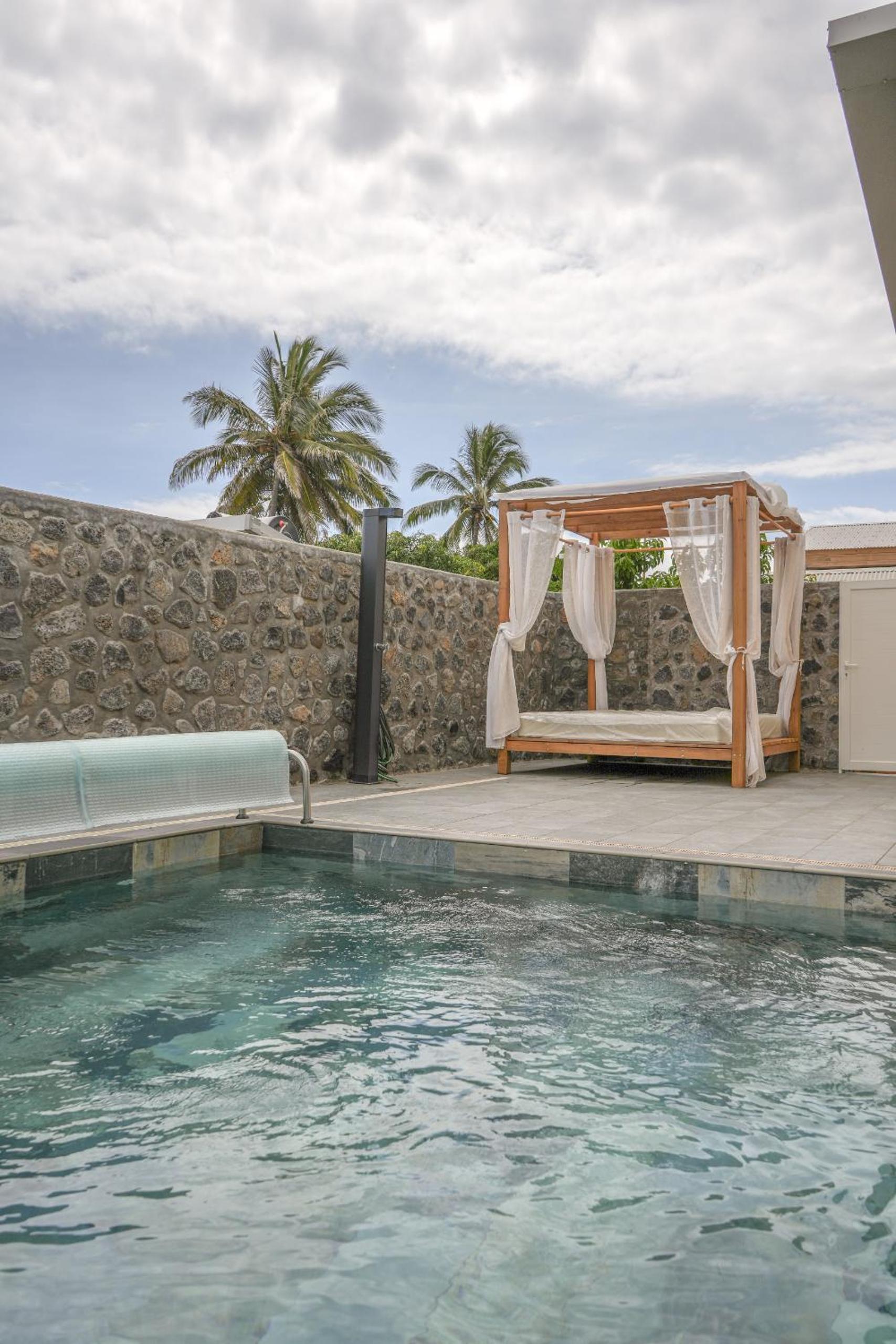 La villa Grand Bois avec sa piscine chauffée view 4