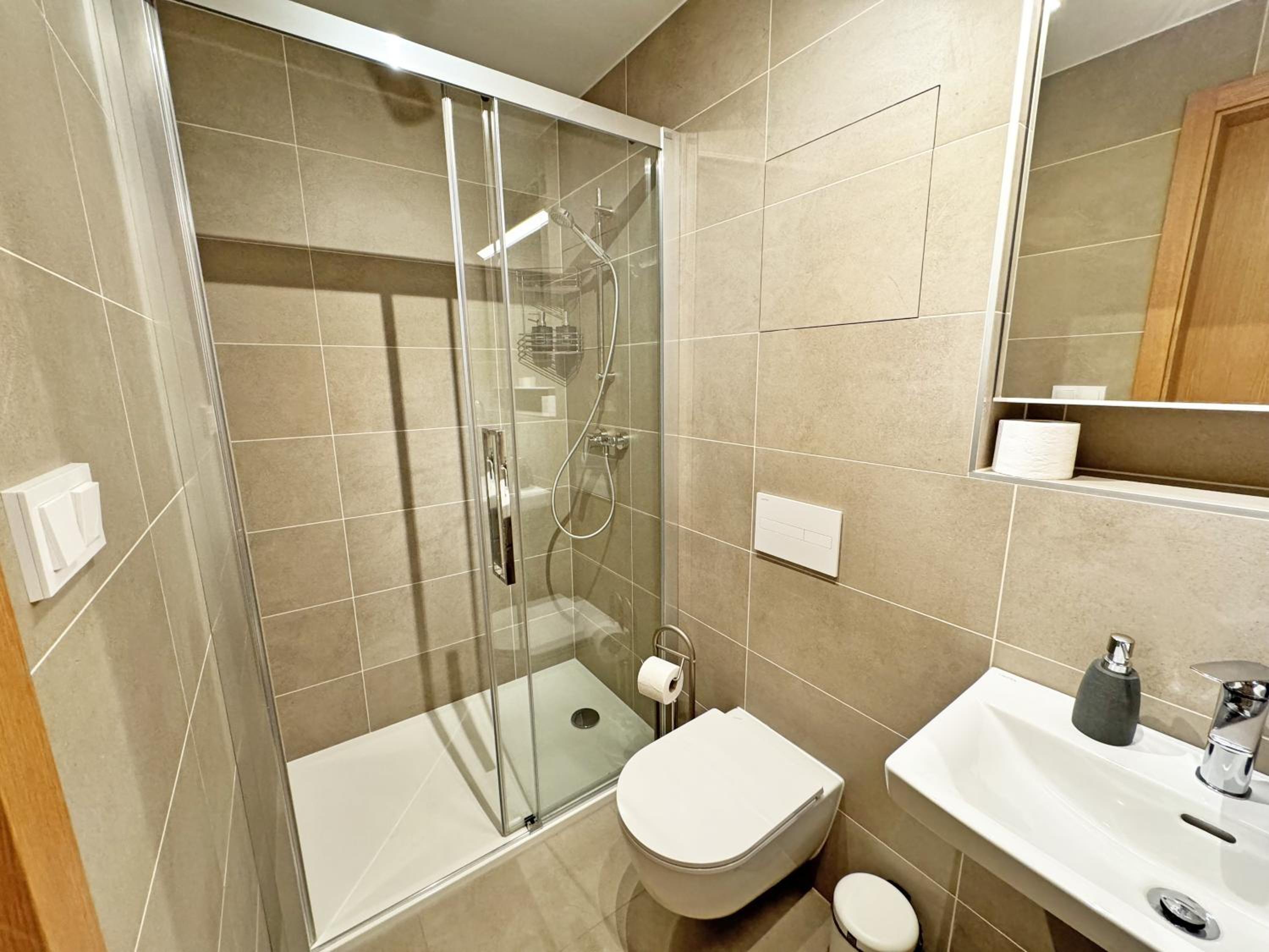 New studio, King bed, Free parking, Terrace