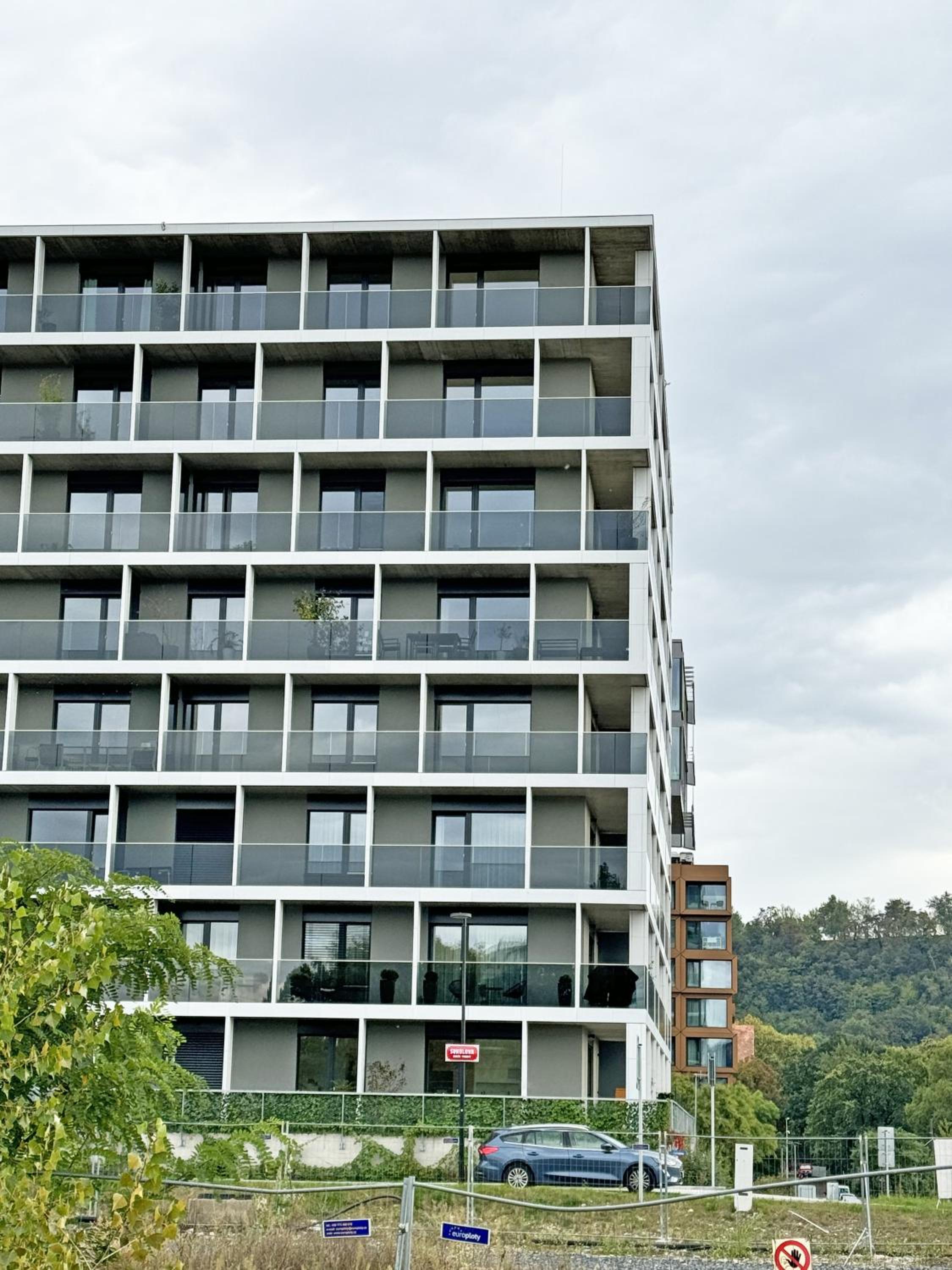 New studio, King bed, Free parking, Terrace