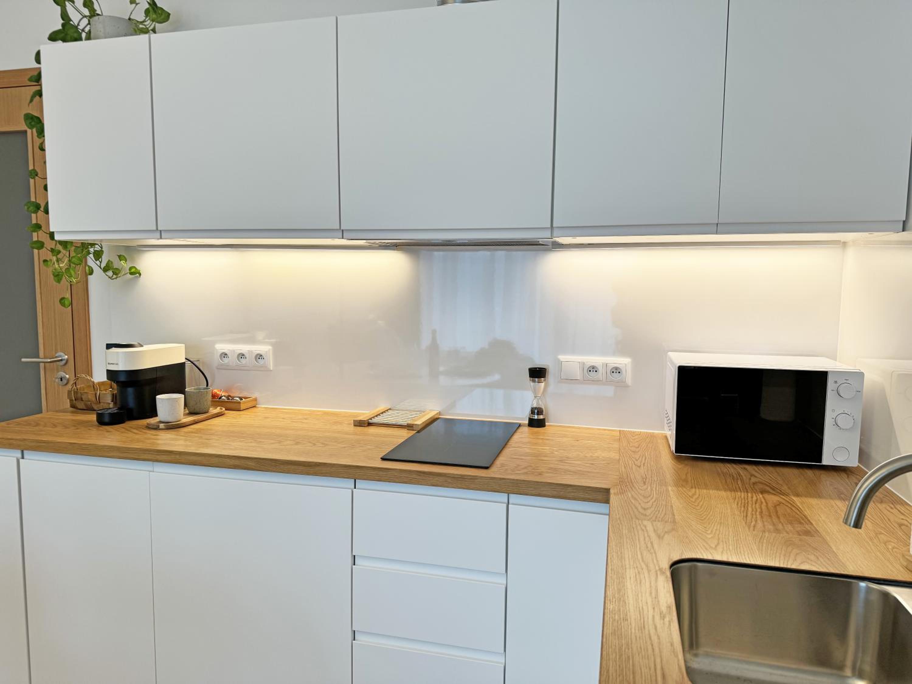 New studio, King bed, Free parking, Terrace