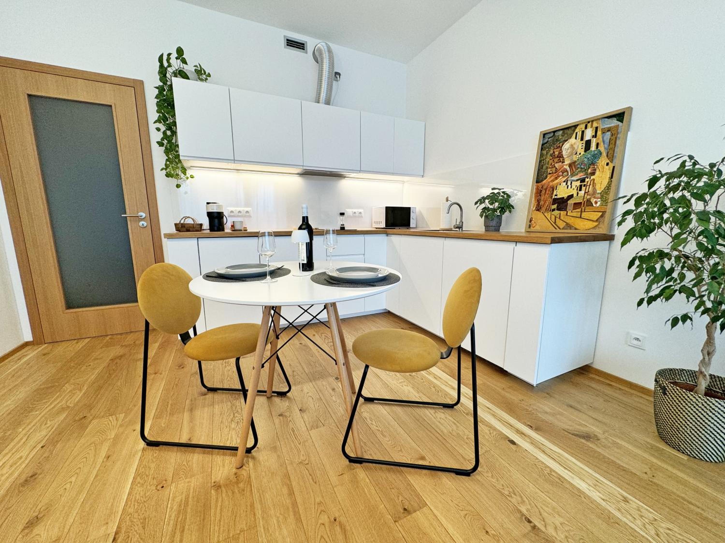 New studio, King bed, Free parking, Terrace