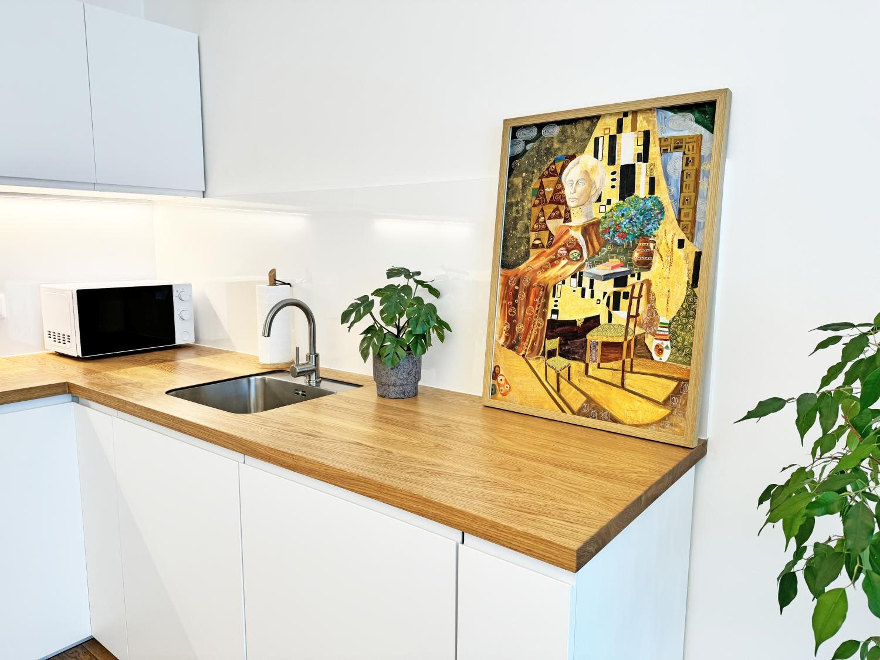 New studio, King bed, Free parking, Terrace
