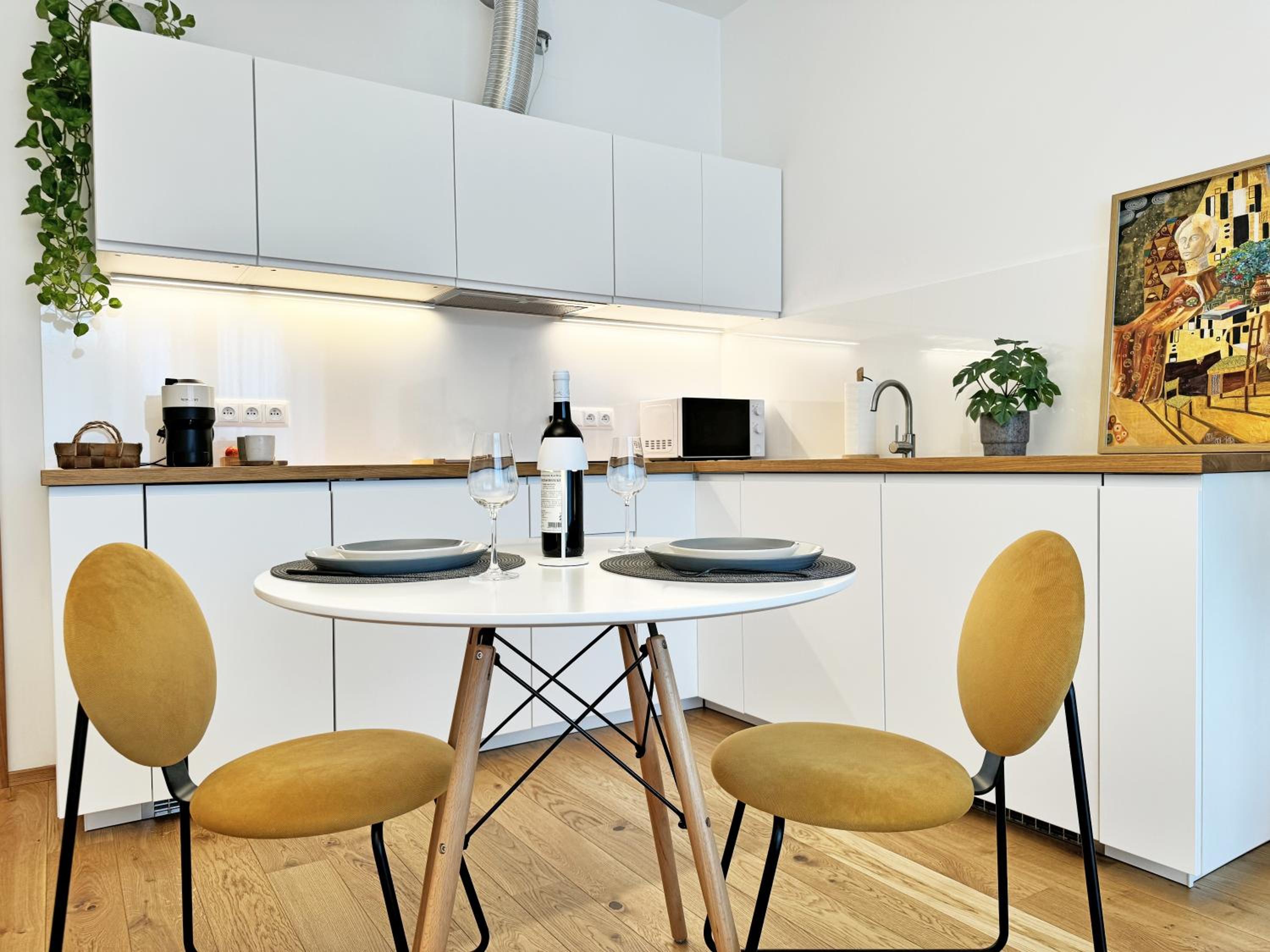 New studio, King bed, Free parking, Terrace