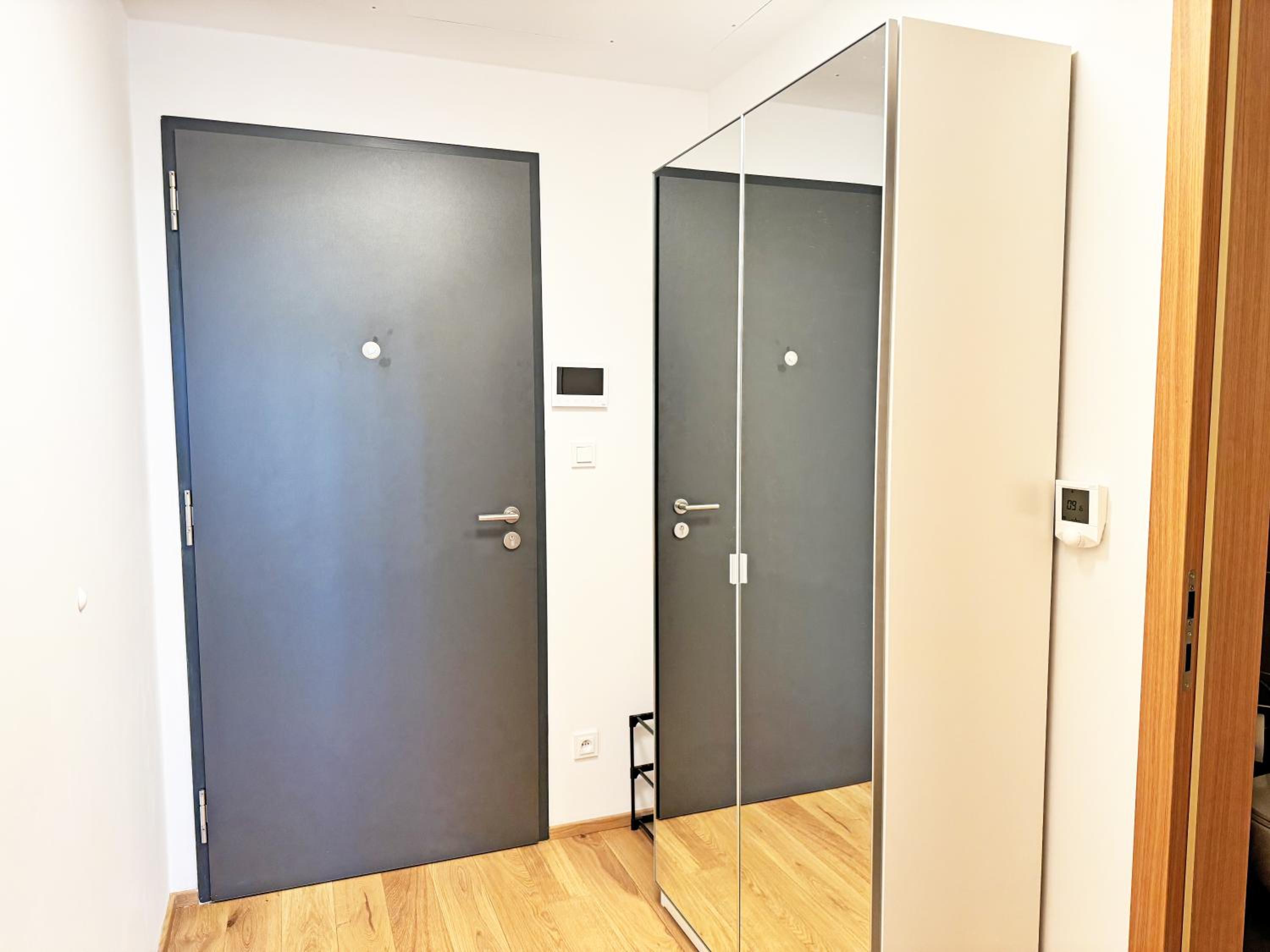 New studio, King bed, Free parking, Terrace