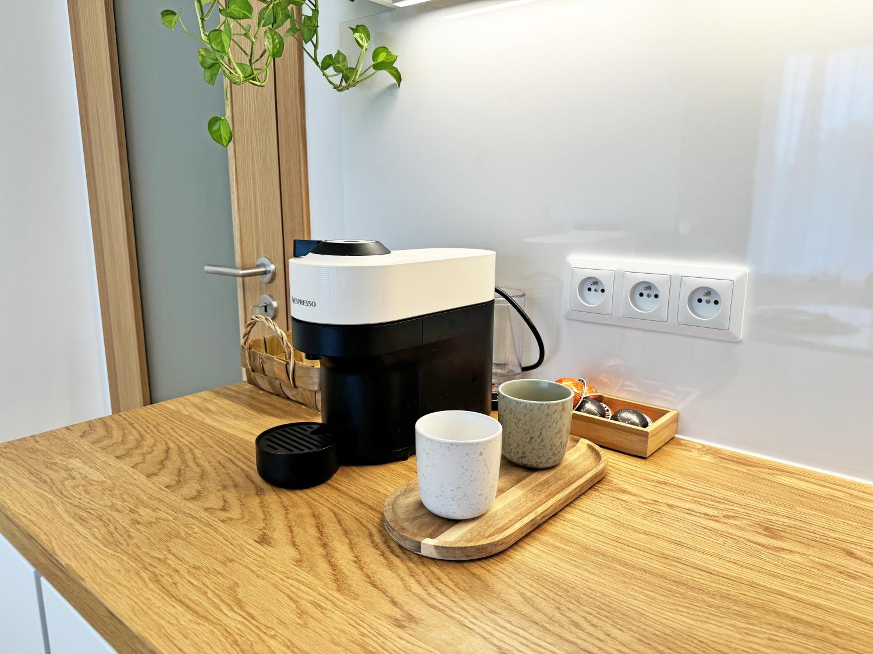 New studio, King bed, Free parking, Terrace