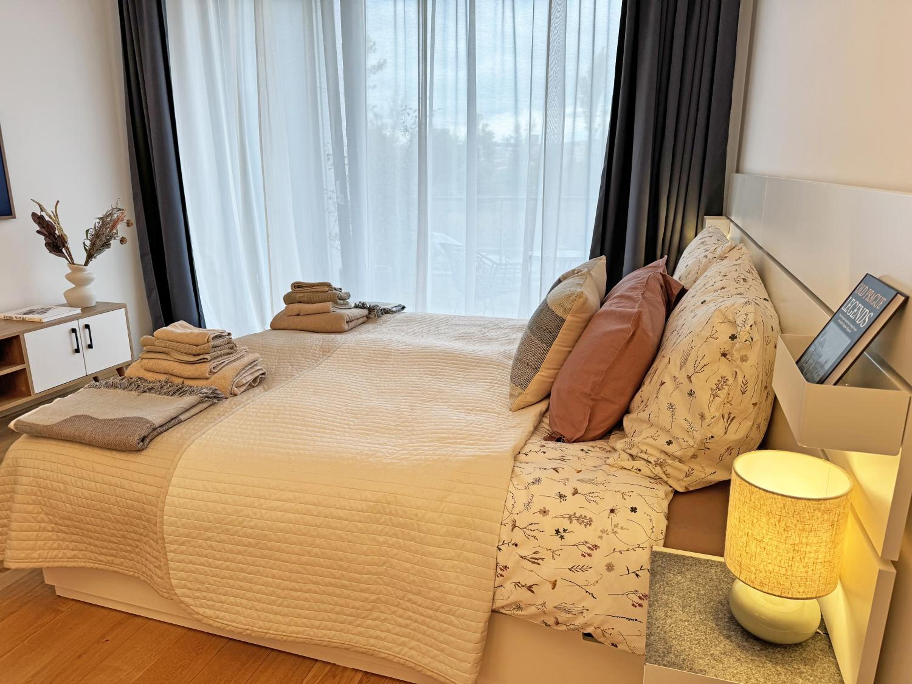 New studio, King bed, Free parking, Terrace