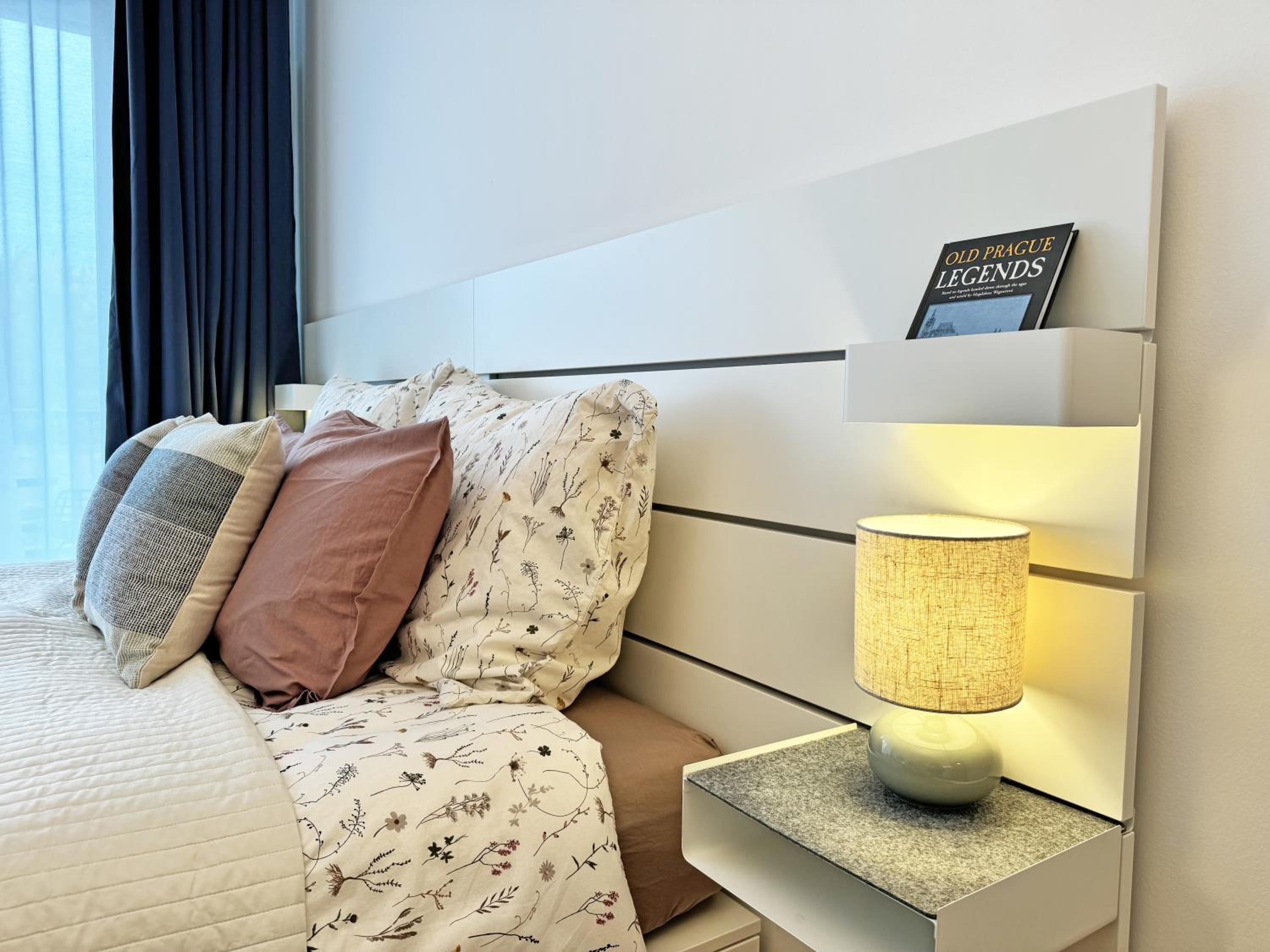 New studio, King bed, Free parking, Terrace