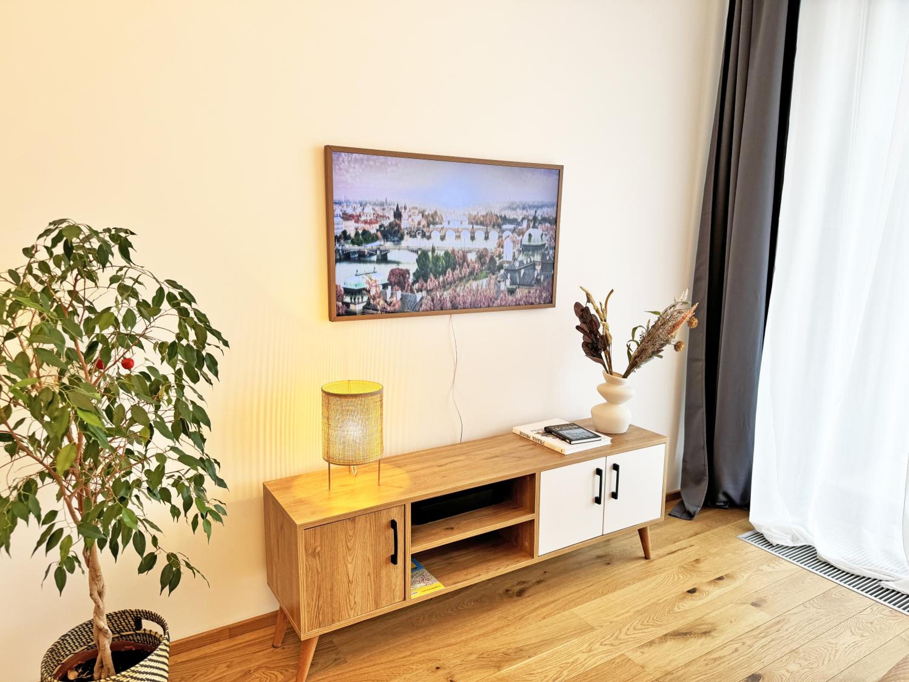 New studio, King bed, Free parking, Terrace