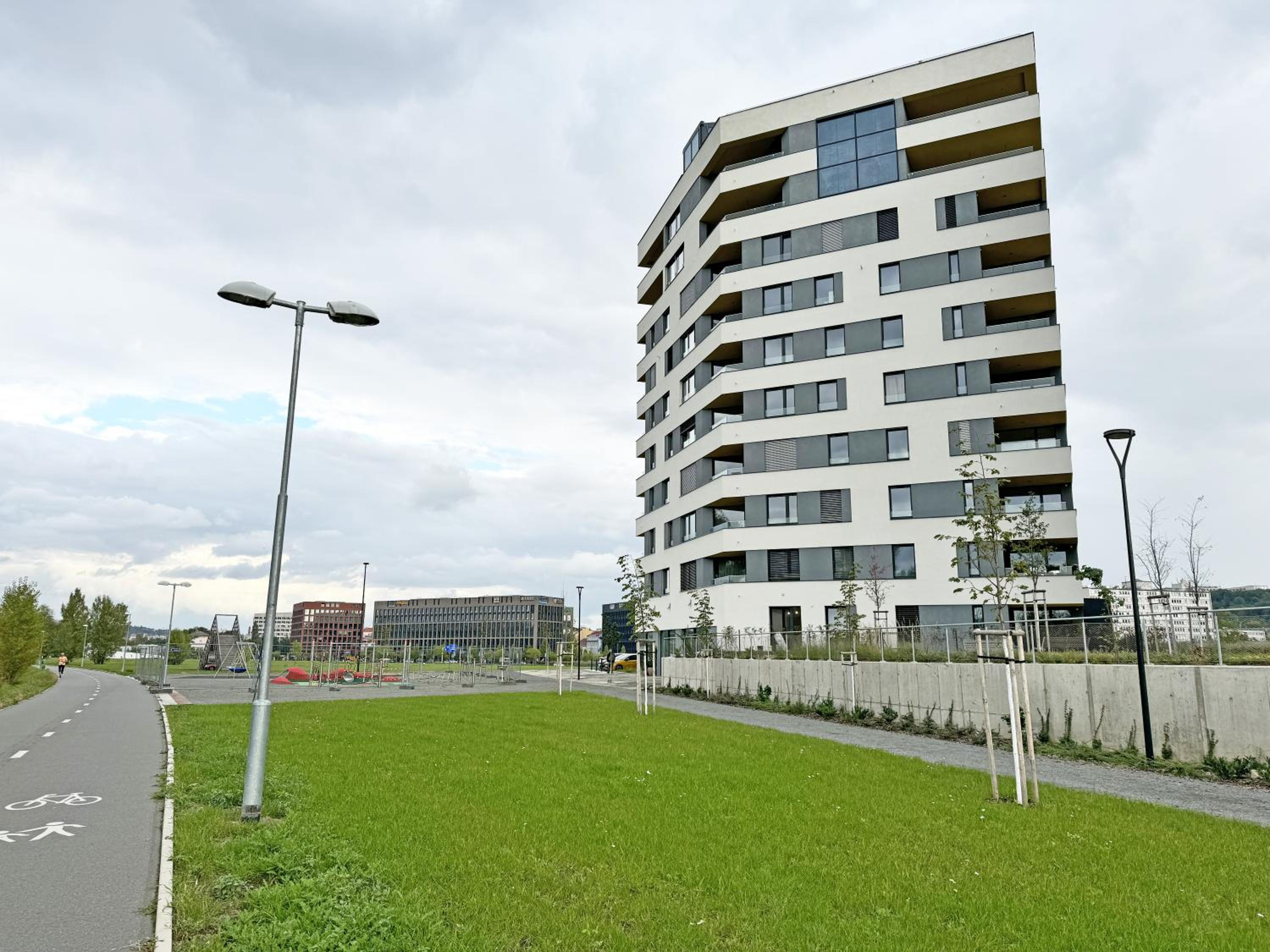 New studio, King bed, Free parking, Terrace
