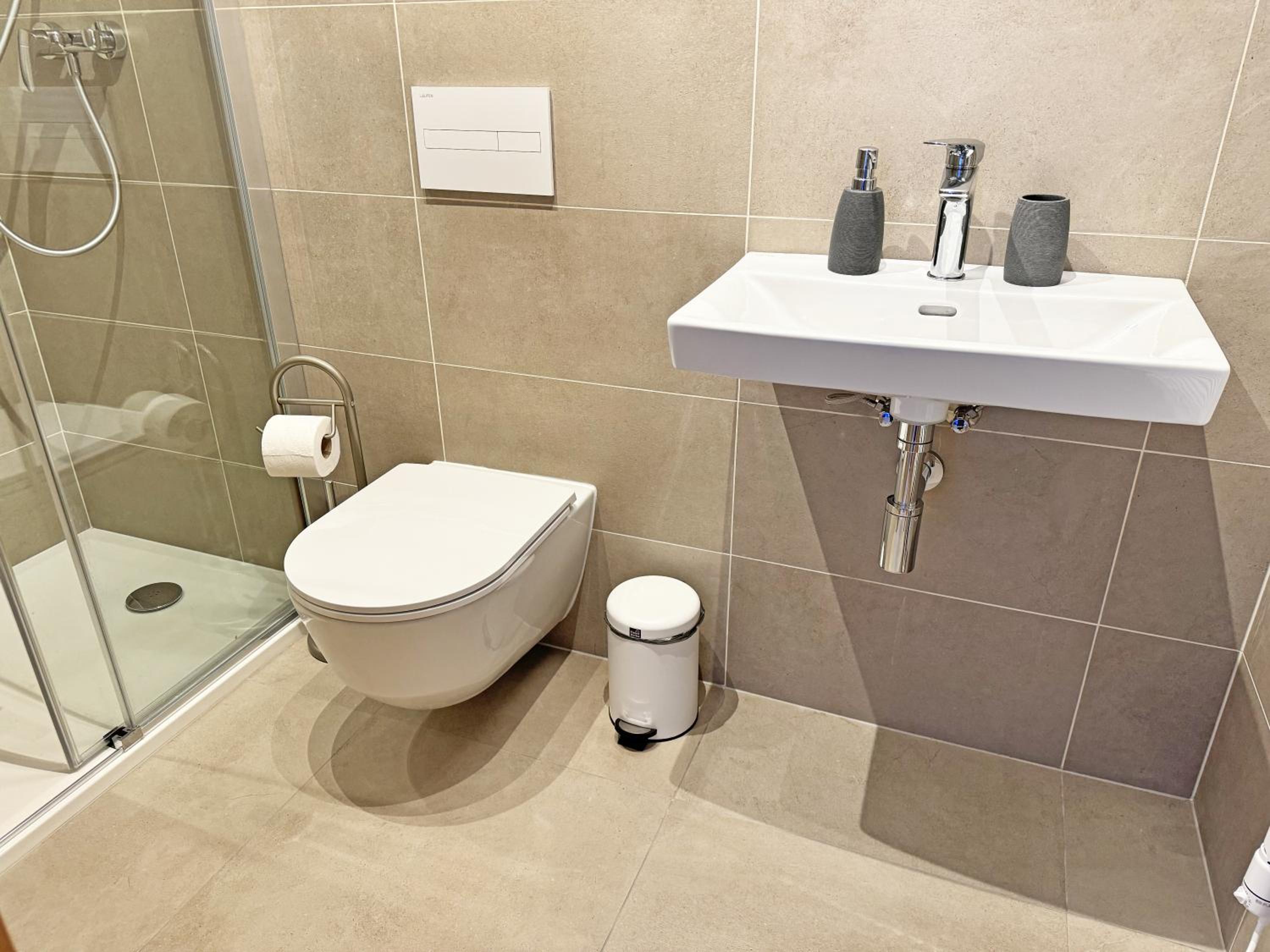 New studio, King bed, Free parking, Terrace