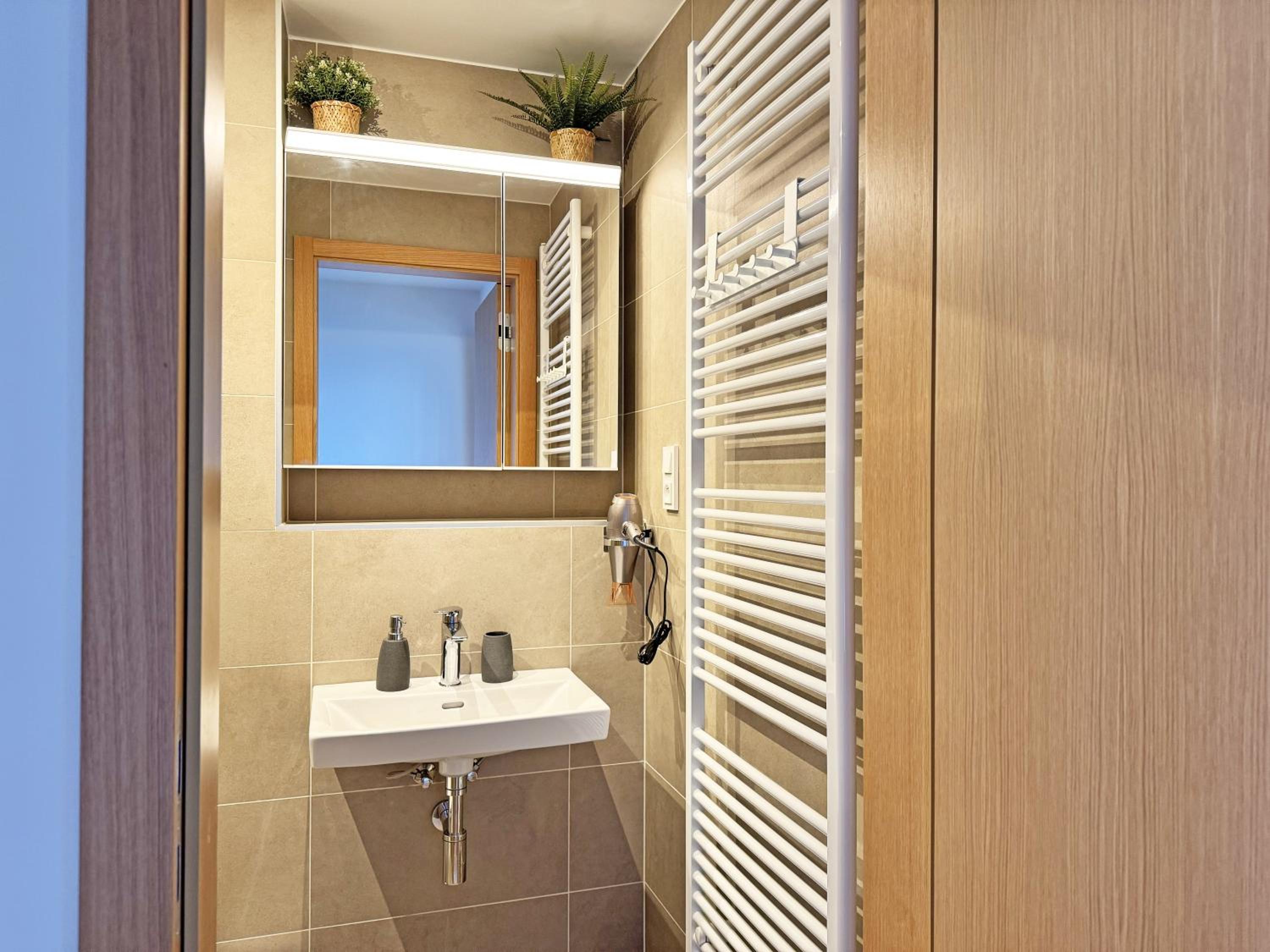 New studio, King bed, Free parking, Terrace