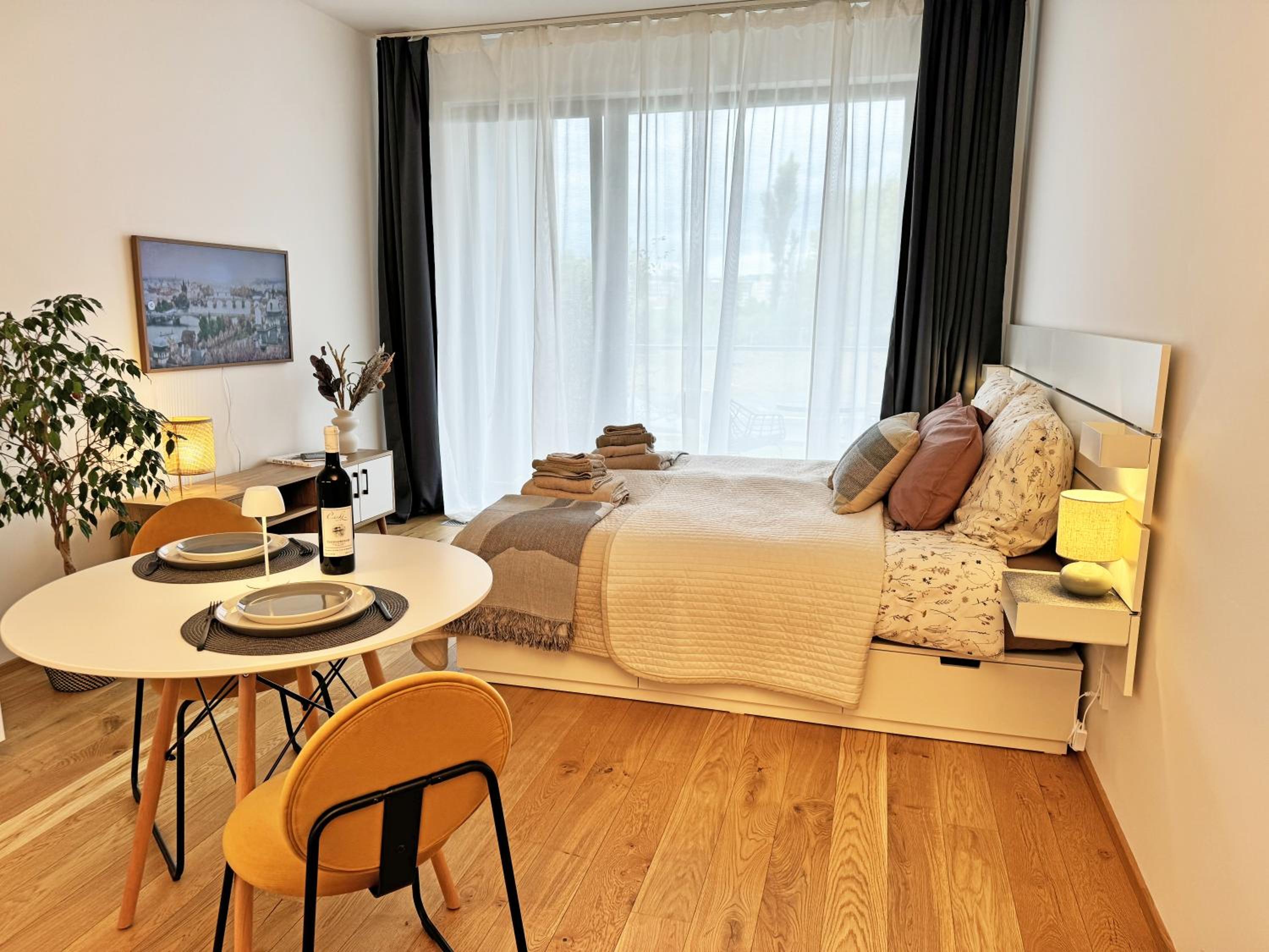 New studio, King bed, Free parking, Terrace