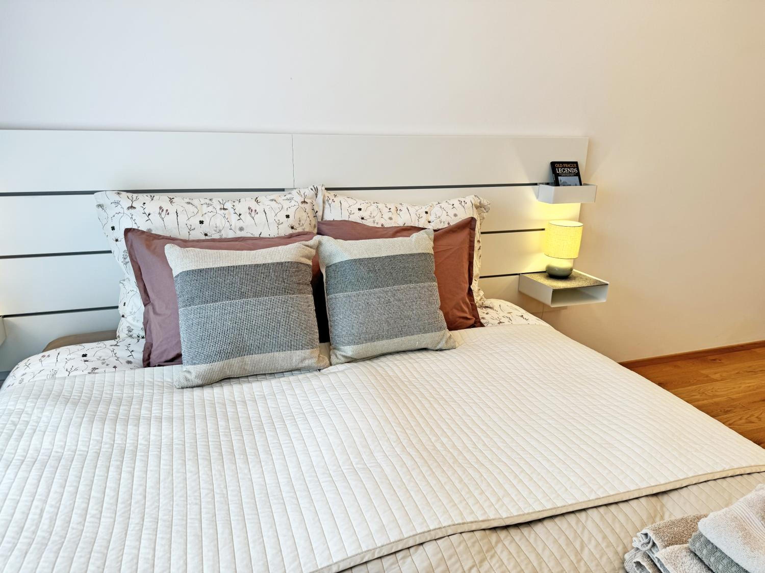 New studio, King bed, Free parking, Terrace