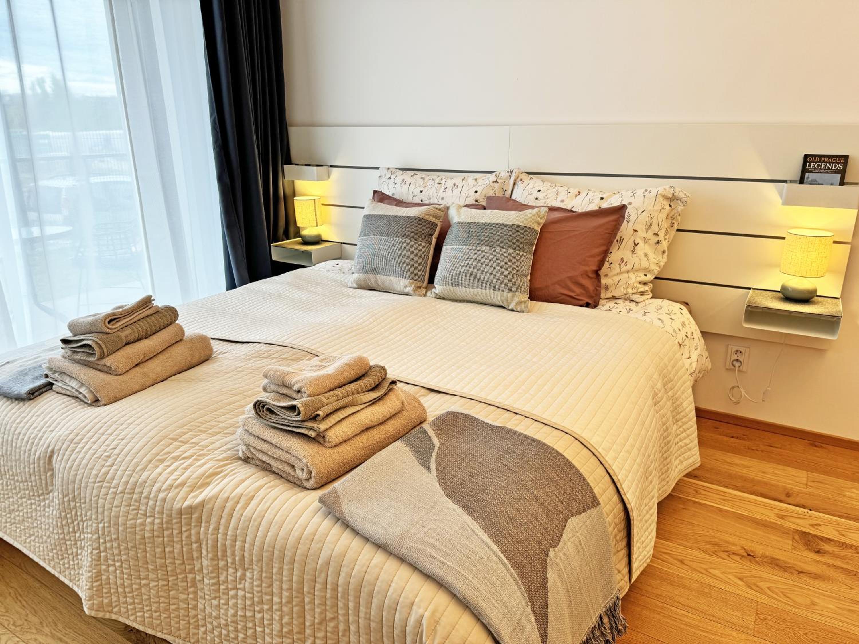 New studio, King bed, Free parking, Terrace