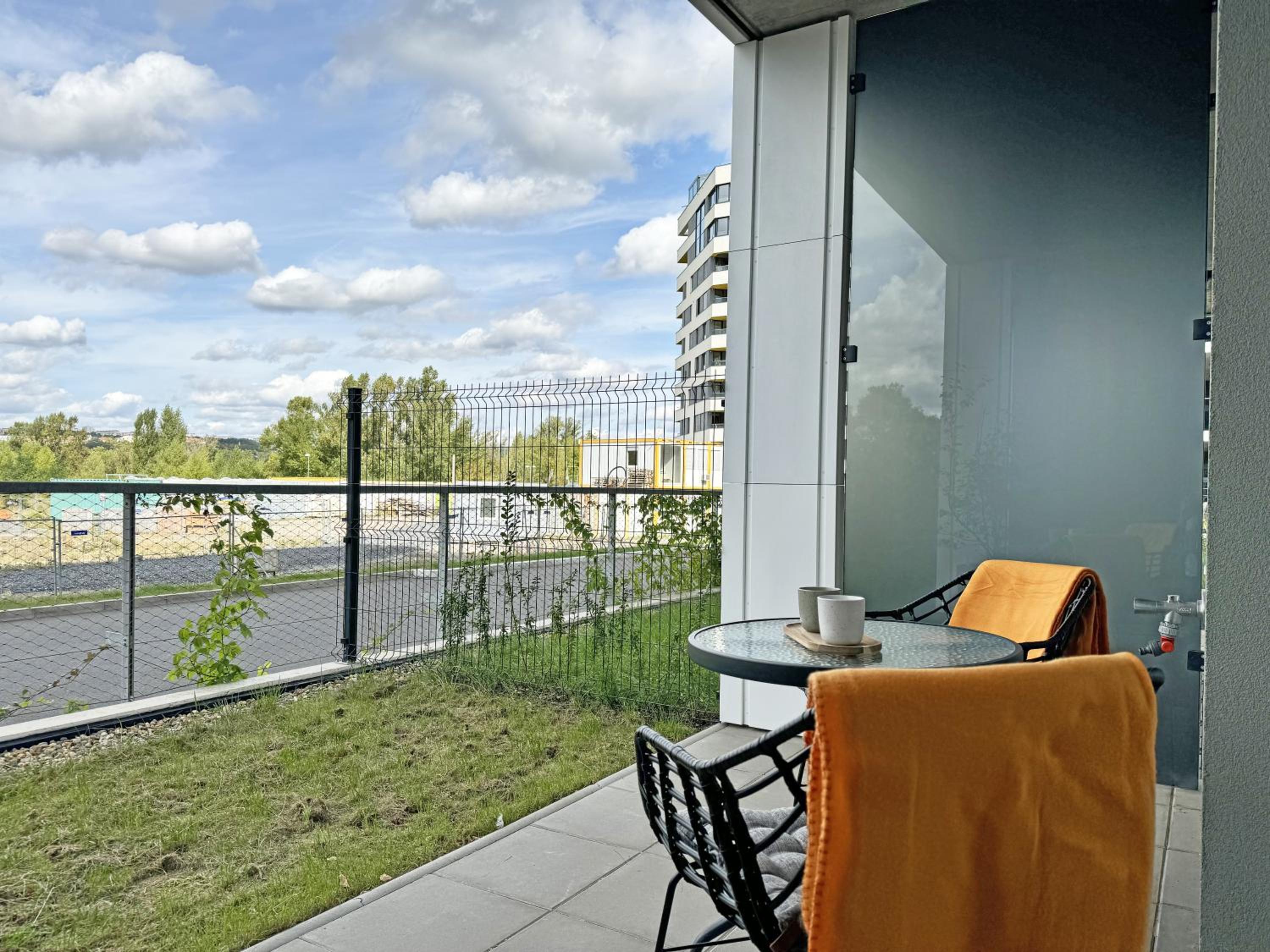 New studio, King bed, Free parking, Terrace