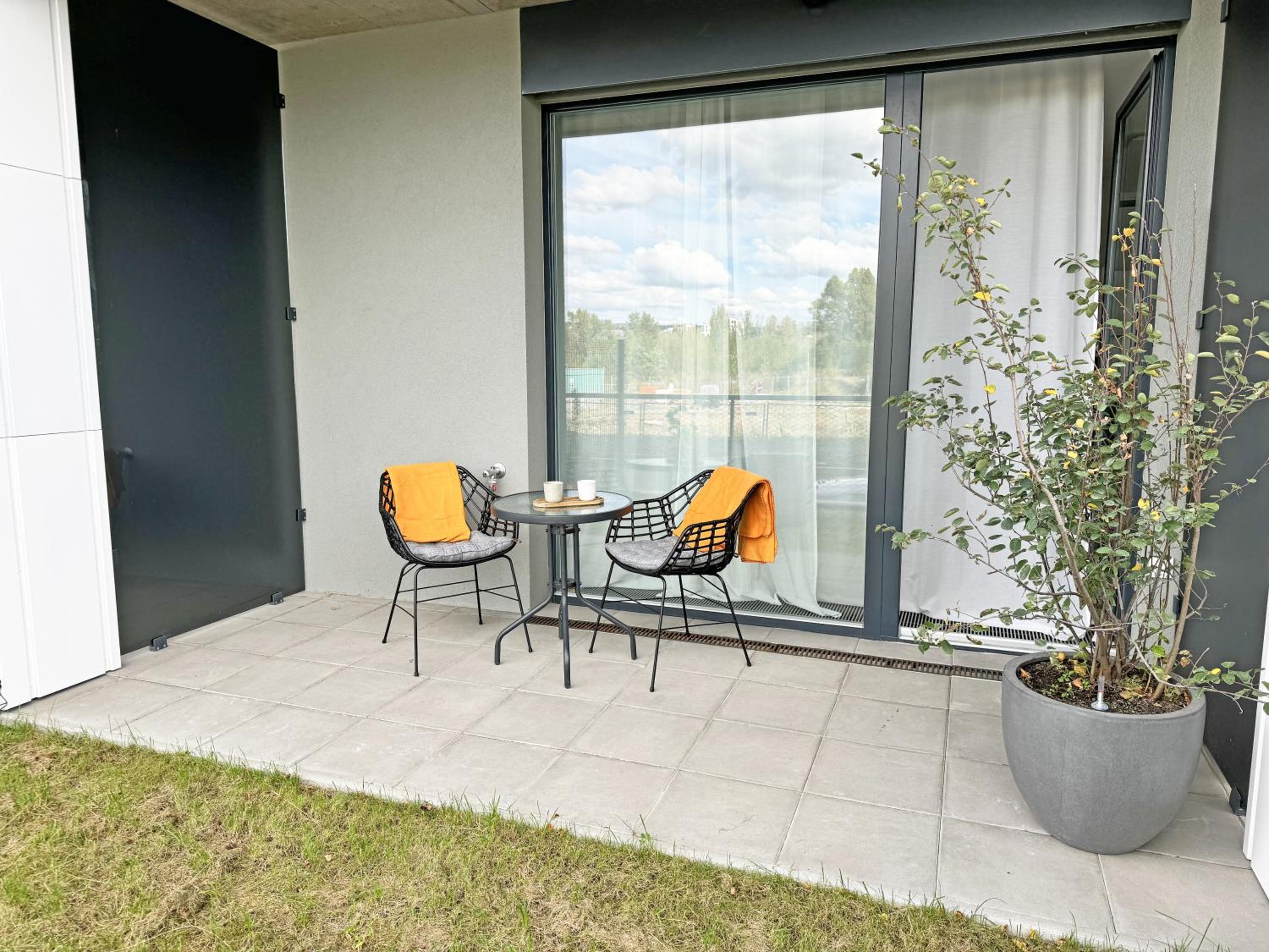 New studio, King bed, Free parking, Terrace