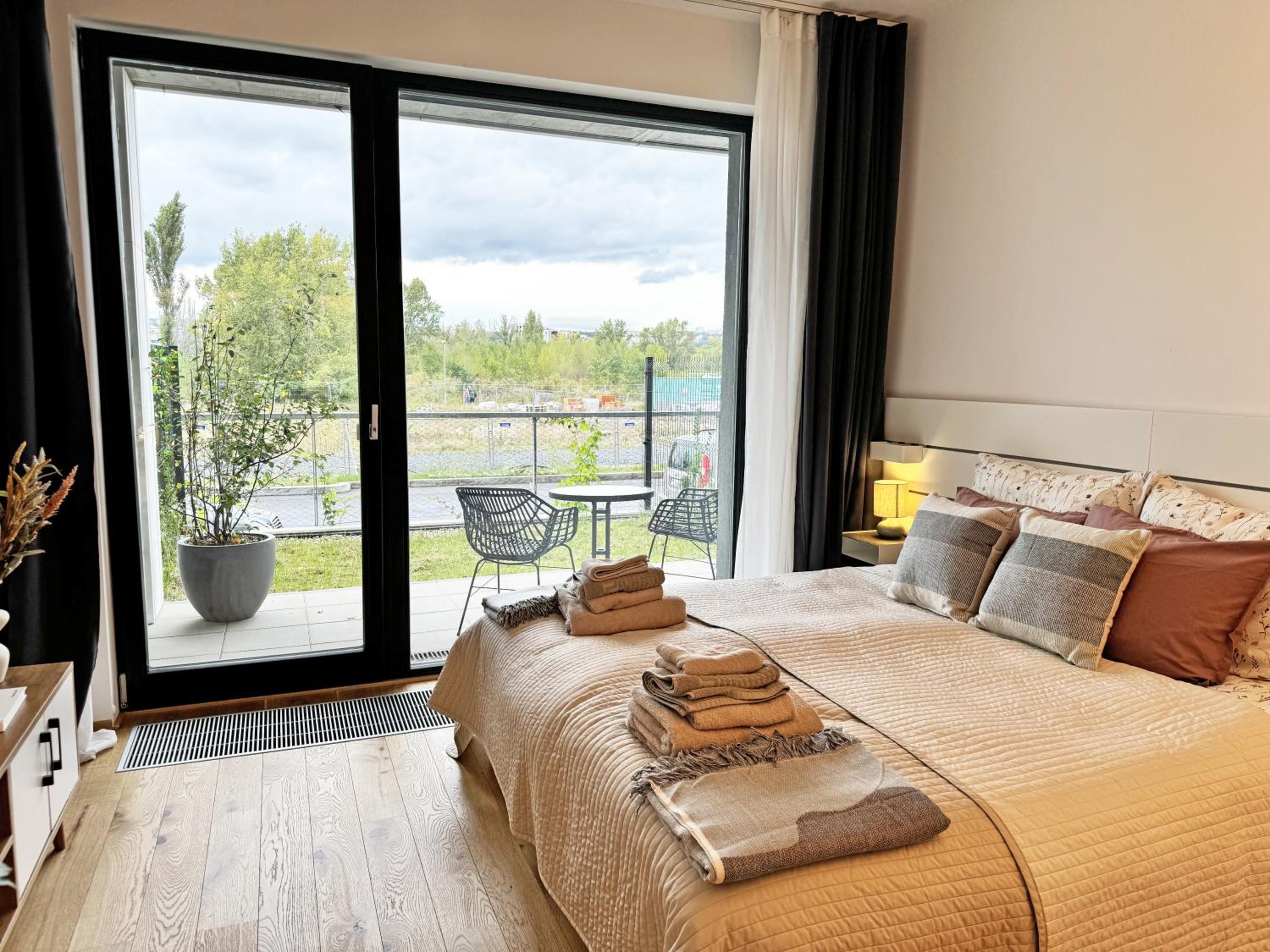 New studio, King bed, Free parking, Terrace
