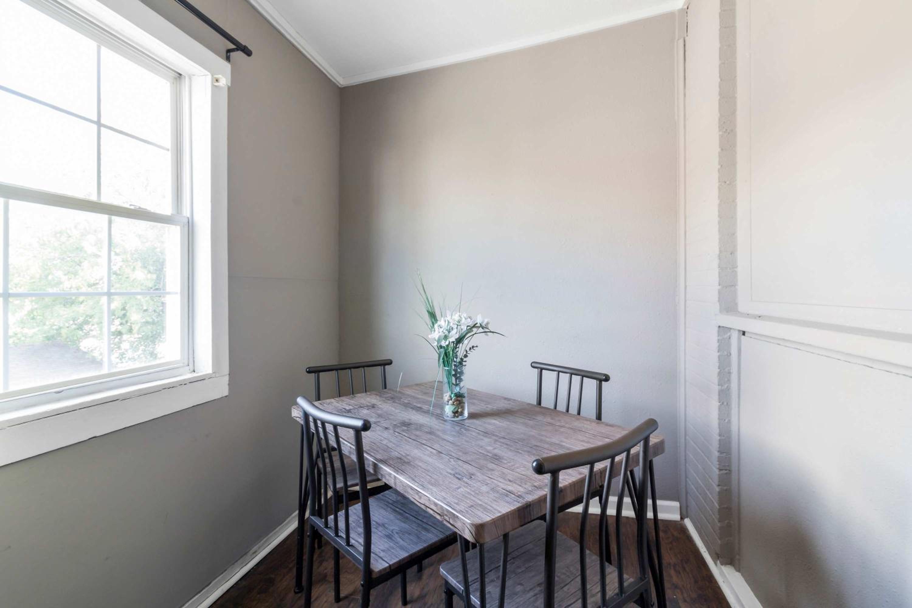 Roomy 2BR-1BA WFH Desk & Backyard