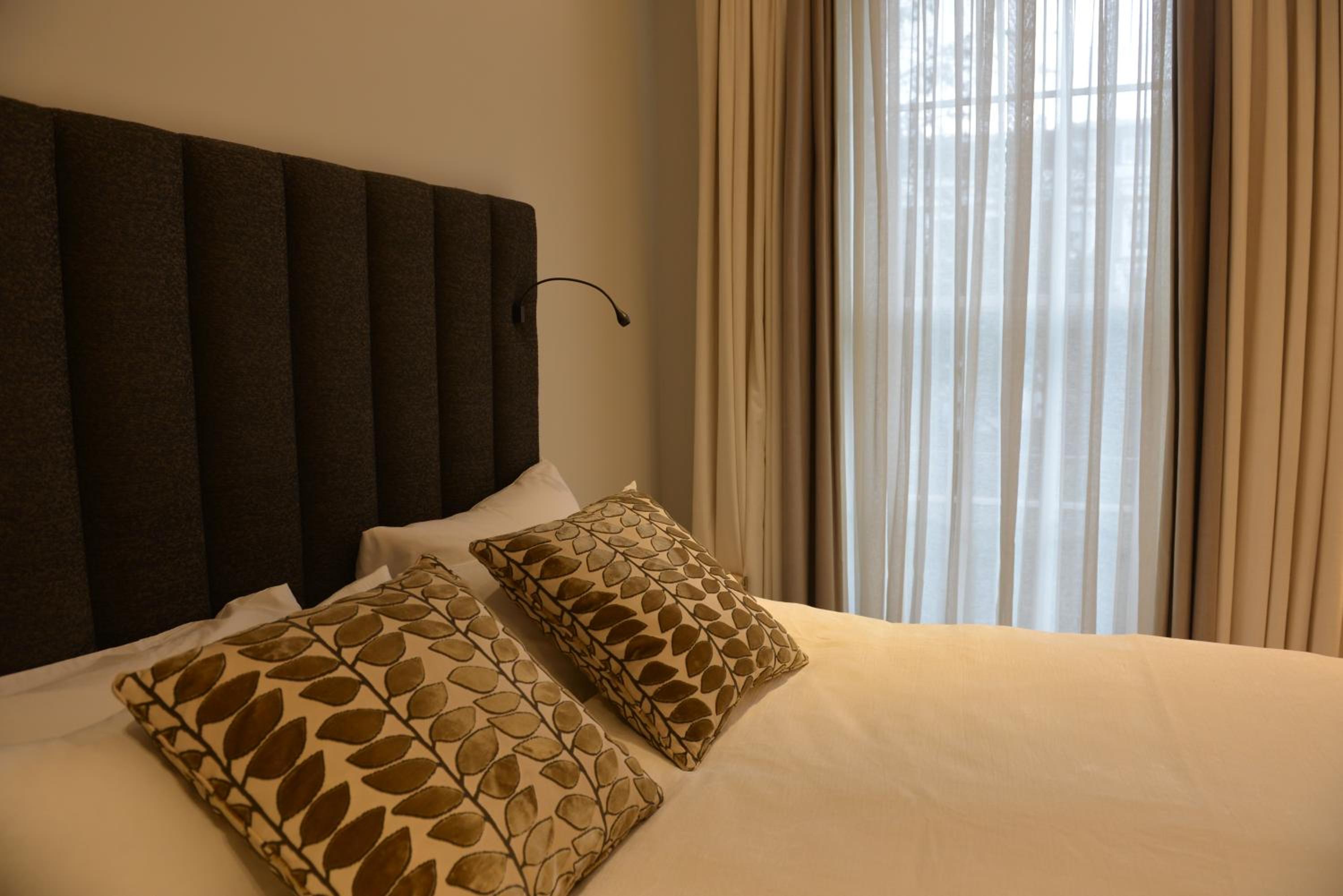 Luxury 4 Bedrooms 5 Baths 2 Receptions Family House with Garden Chelsea