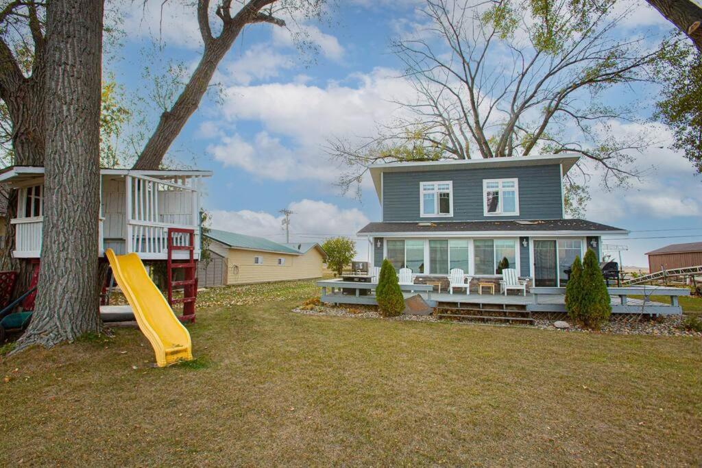 Watertown Vacations - Cute cabin on Lake Kampeska ideal for long stays! - Property Image 4