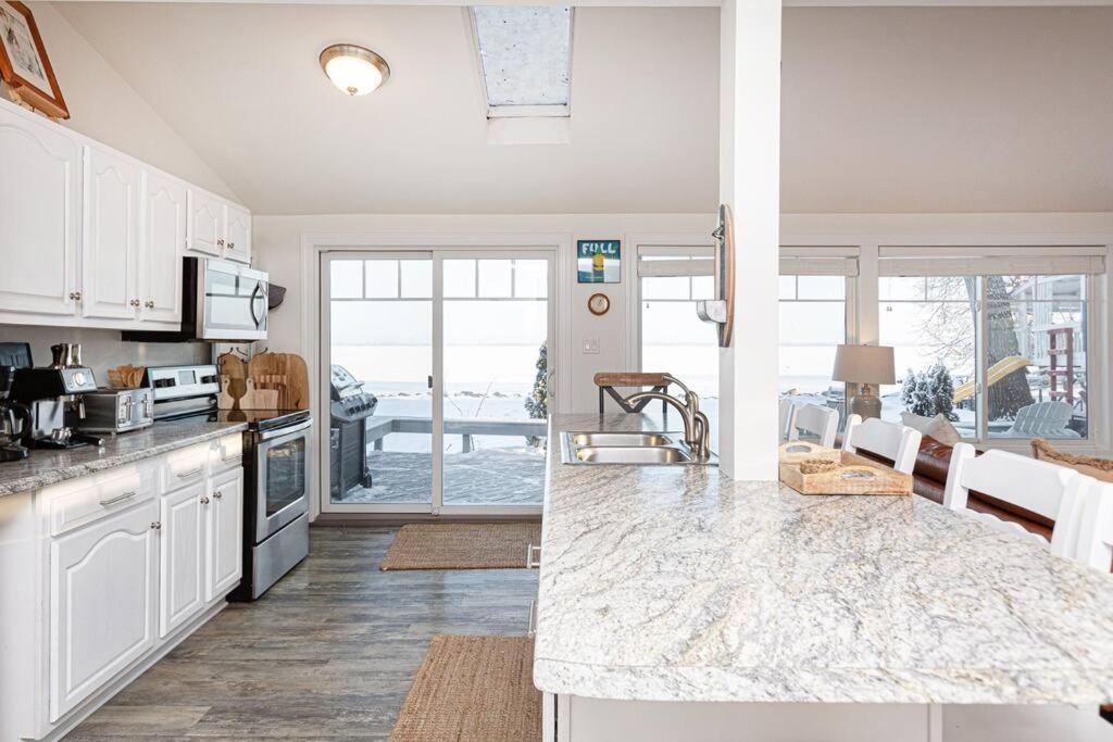 Watertown Vacations - Cute cabin on Lake Kampeska ideal for long stays! - Property Image 1