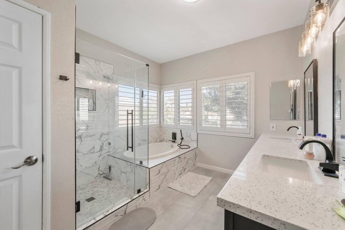 Near Airport & Outlet & ONT Field 6 bedroom large house view 2