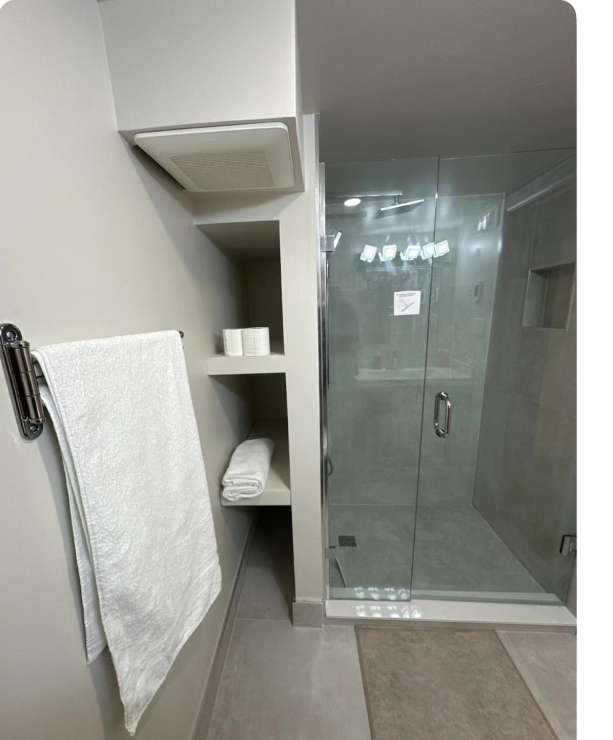 Pvt Studio Near Waterloo Airport & Minutes to Downtown Basement unit
