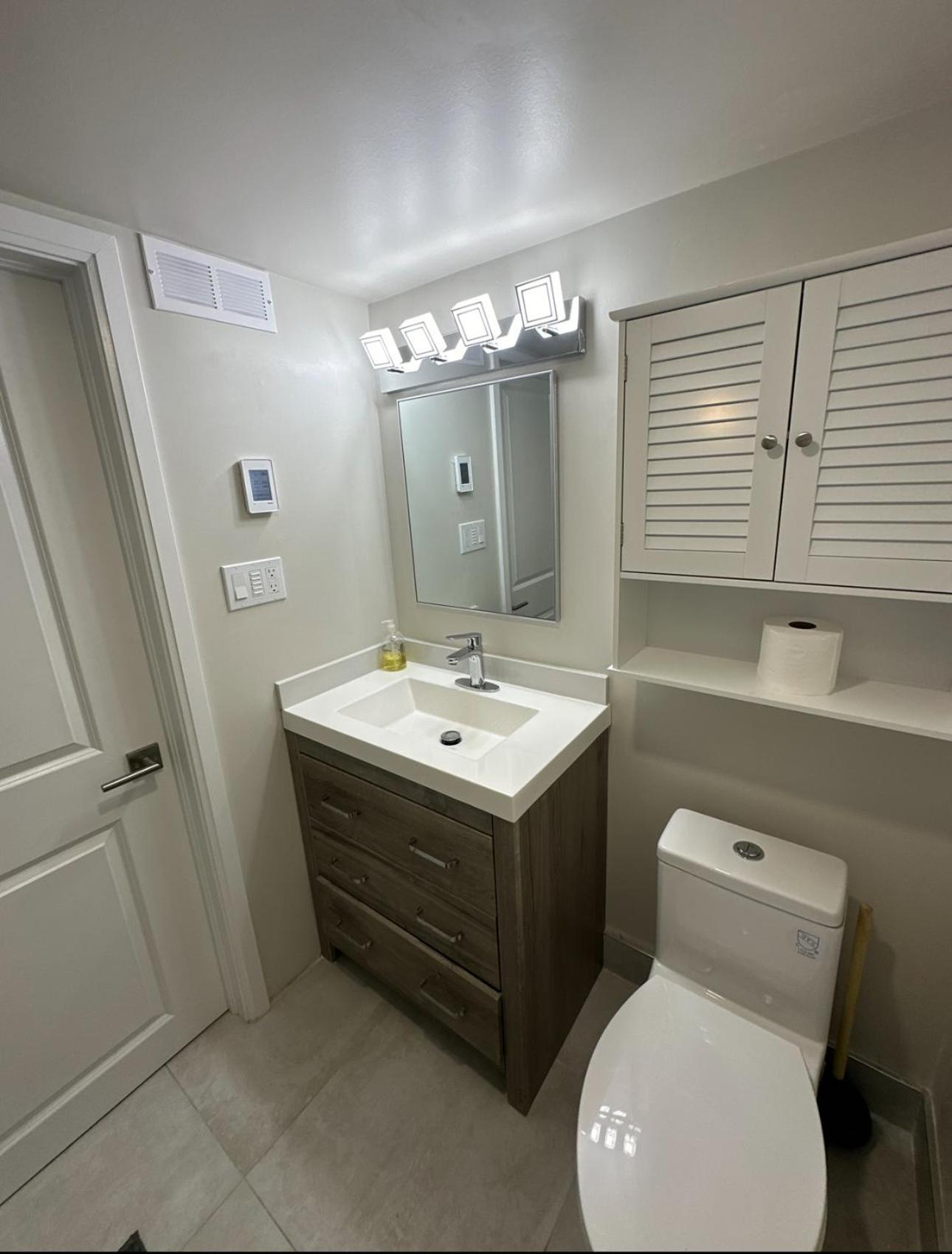 Pvt Studio Near Waterloo Airport & Minutes to Downtown Basement unit