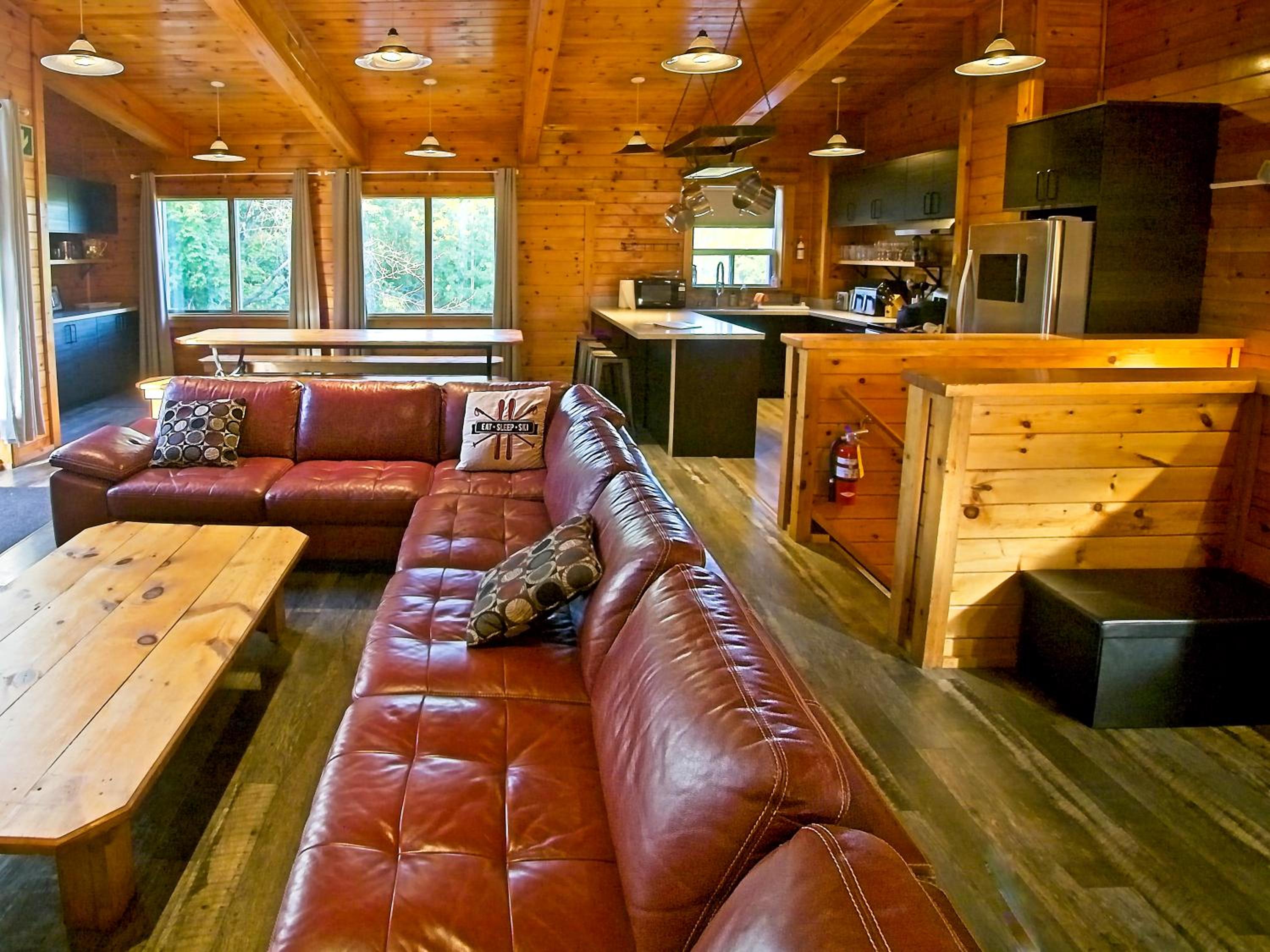 Blue Mountain 6BR Chalet Modern Hot Tub Mountain Views Walk to Village
