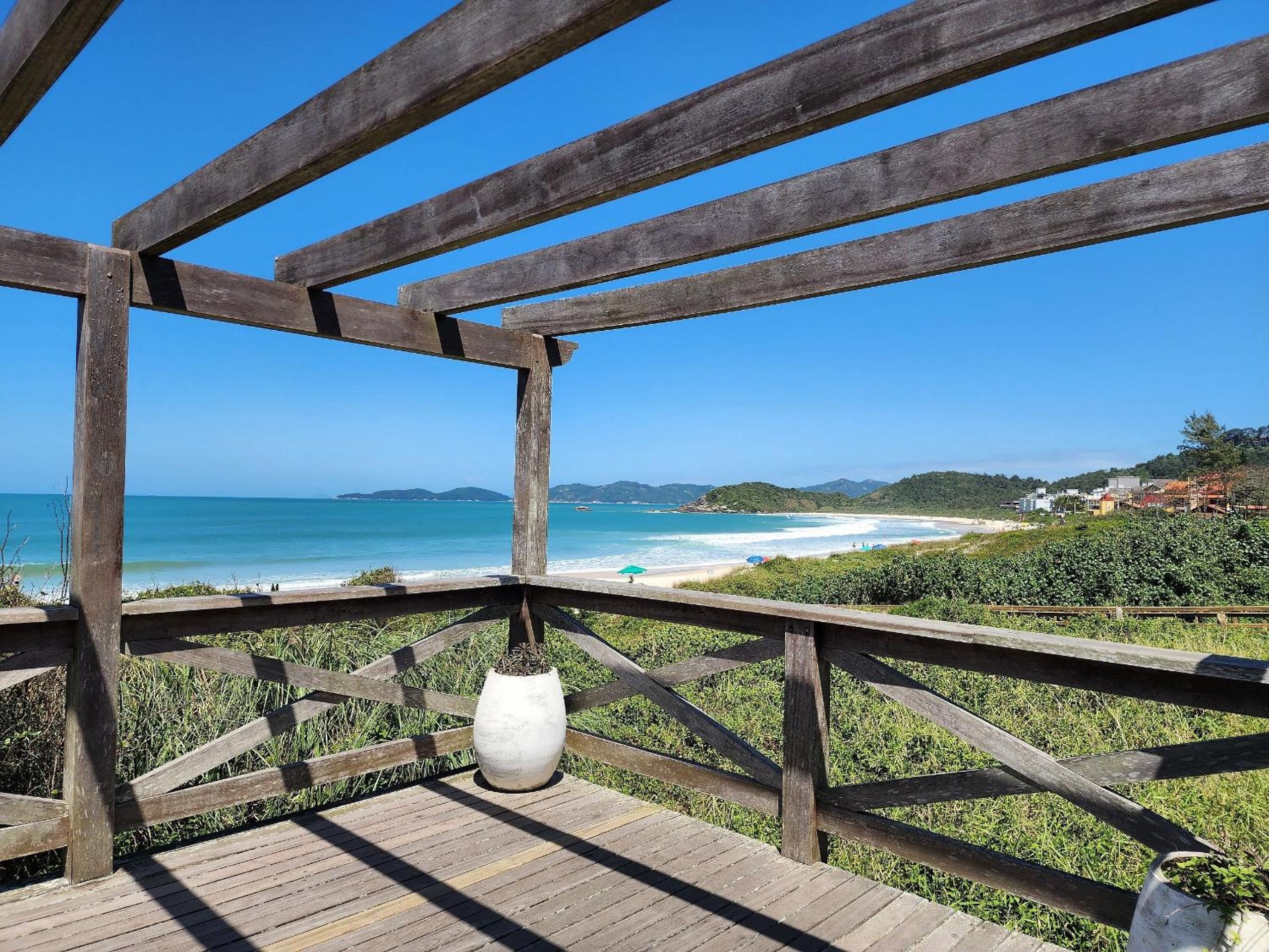 Lindo e com piscina, 100m 4 Ilhas, 3 quartos, 2 vagas, até 7 pessoas