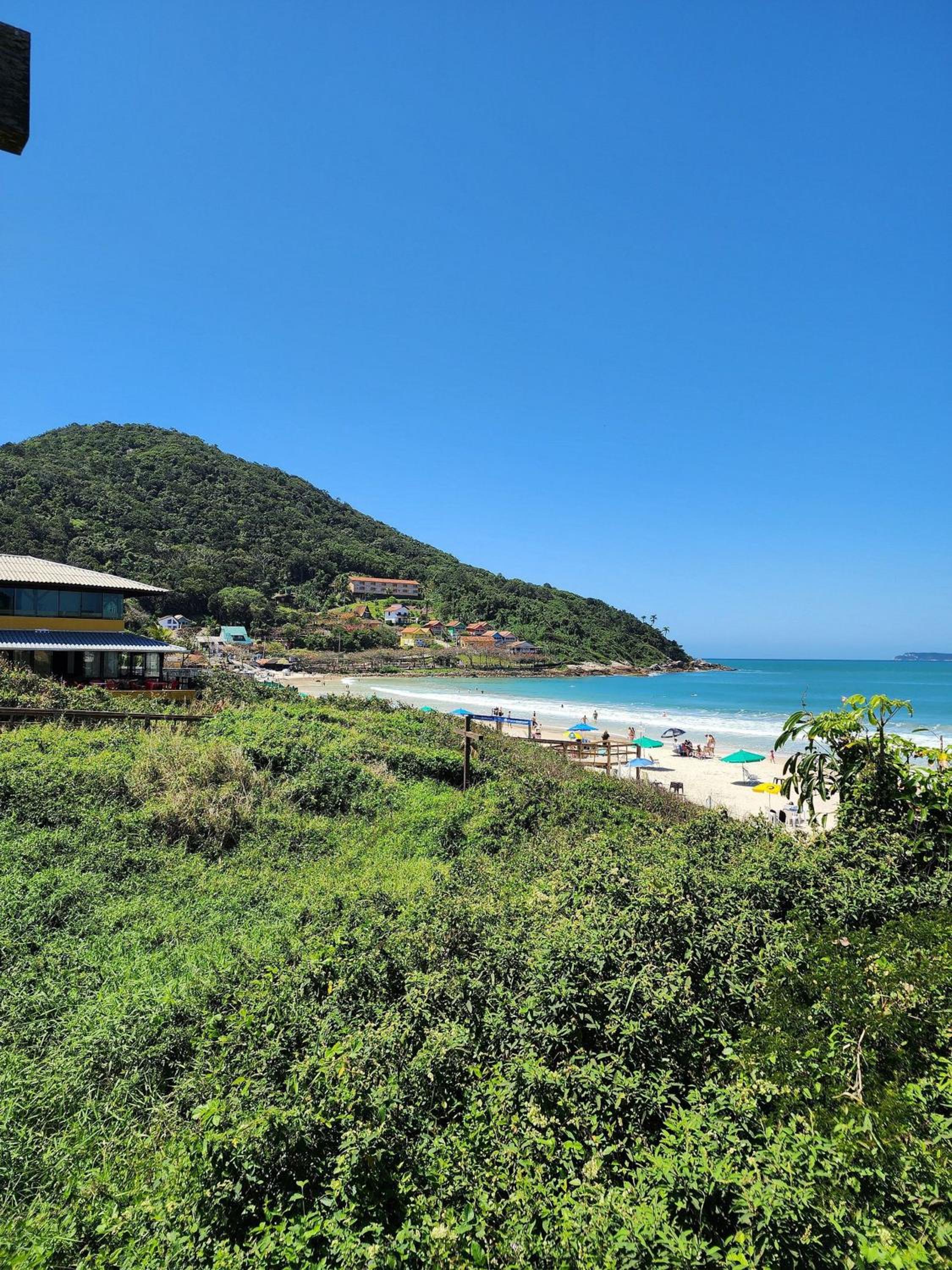 Lindo e com piscina, 100m 4 Ilhas, 3 quartos, 2 vagas, até 7 pessoas