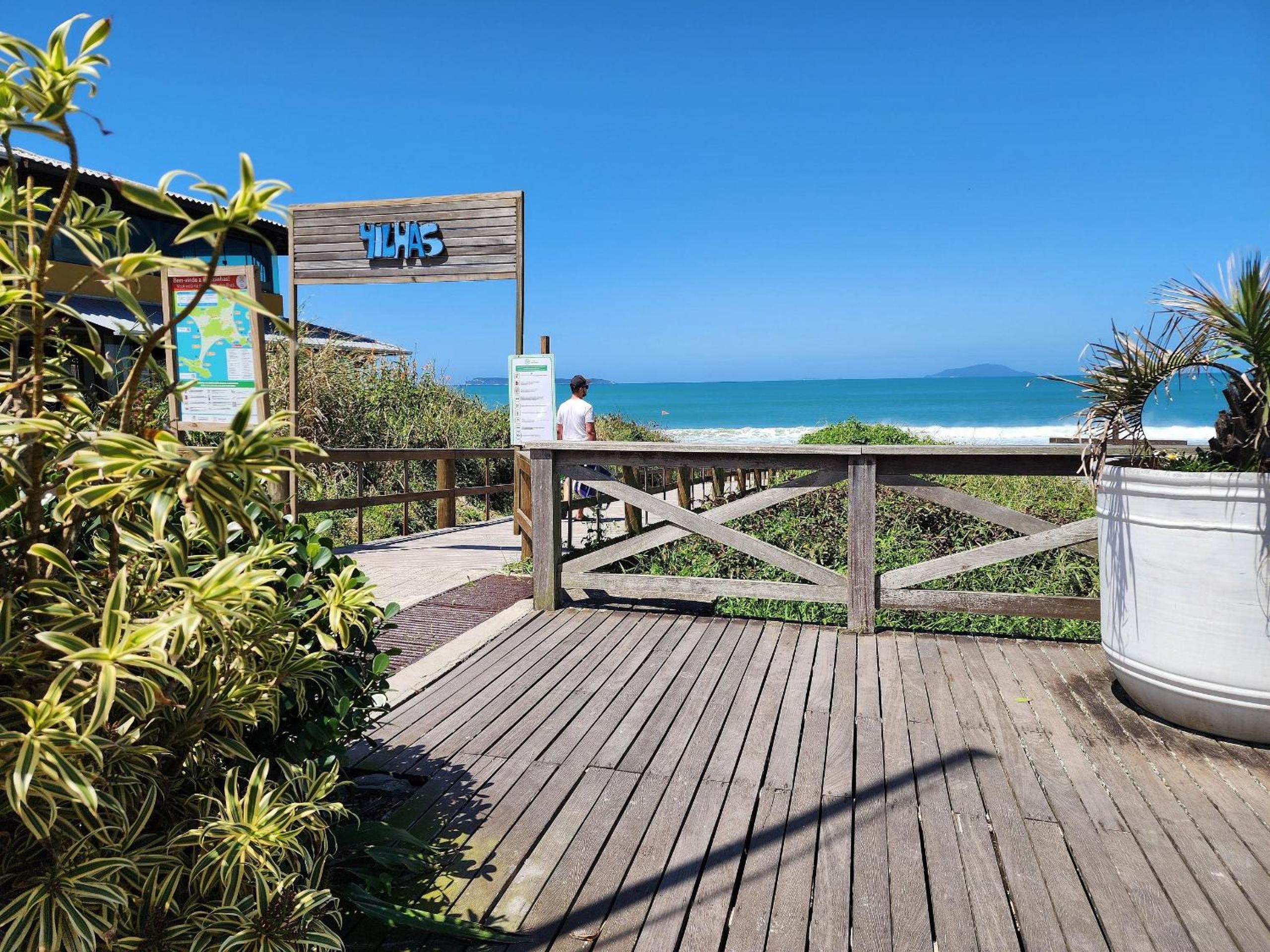 Lindo e com piscina, 100m 4 Ilhas, 3 quartos, 2 vagas, até 7 pessoas