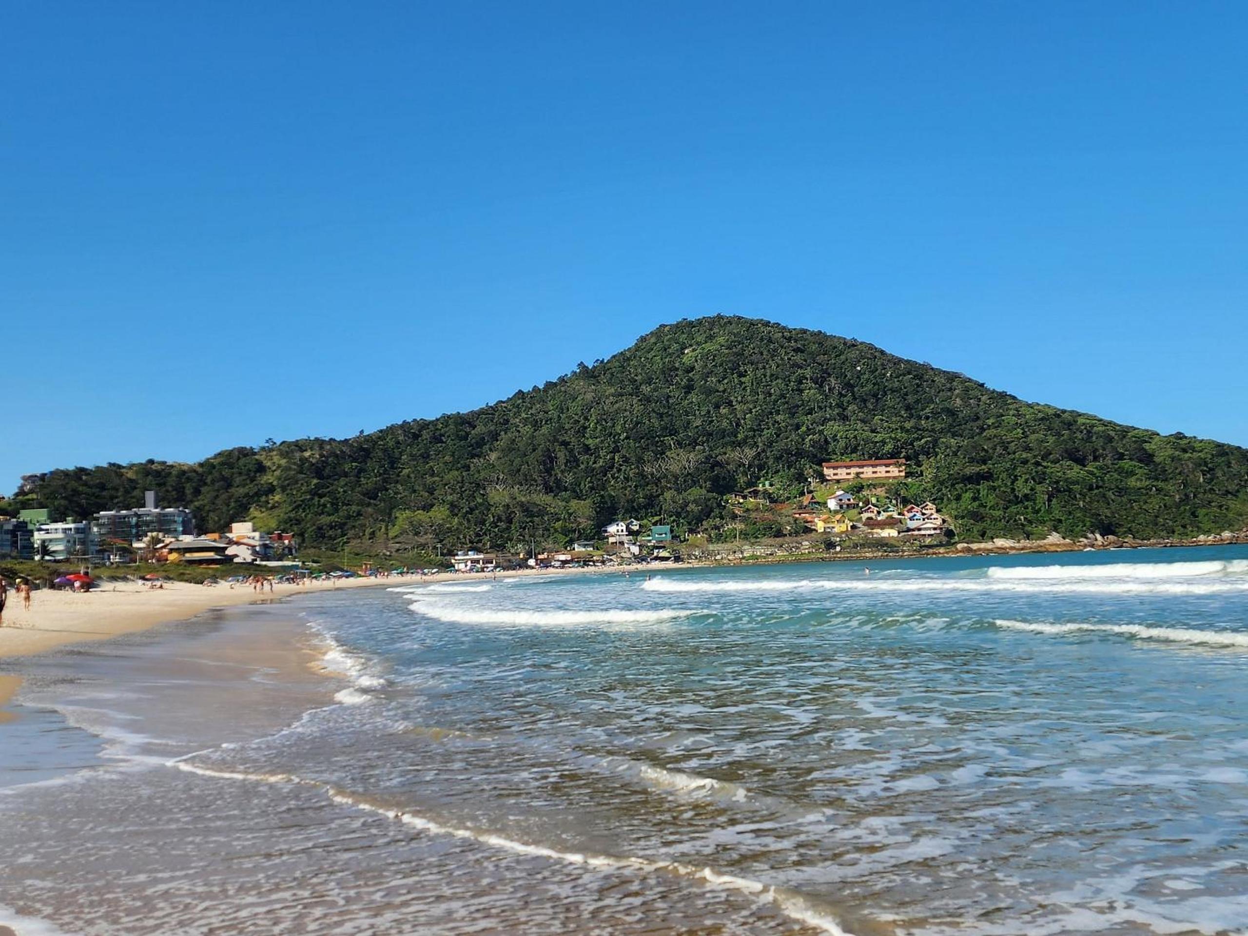 Lindo e com piscina, 100m 4 Ilhas, 3 quartos, 2 vagas, até 7 pessoas