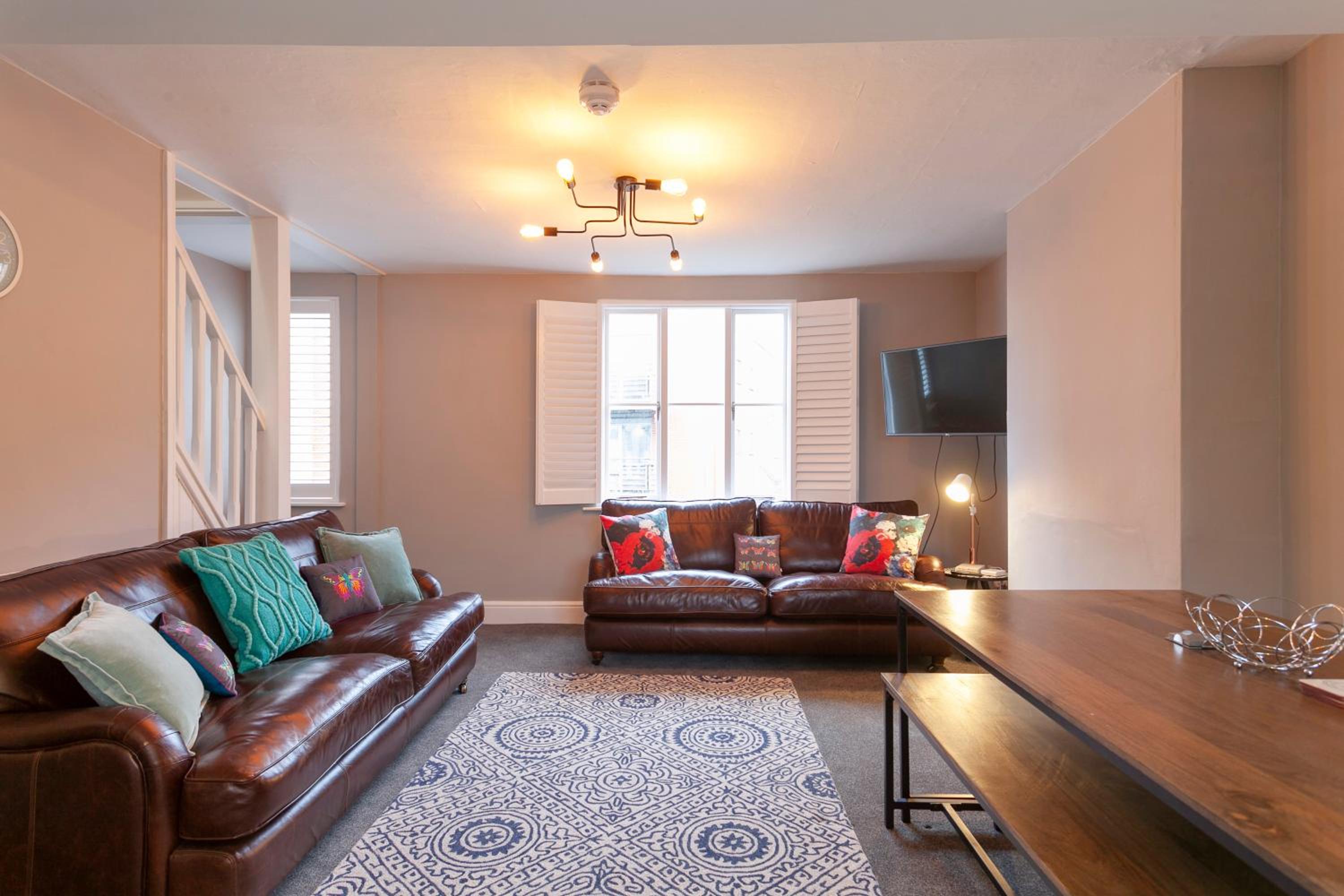 Adjacent Nottingham City Centre Coach Houses, Sleeps 15, Parking view 2