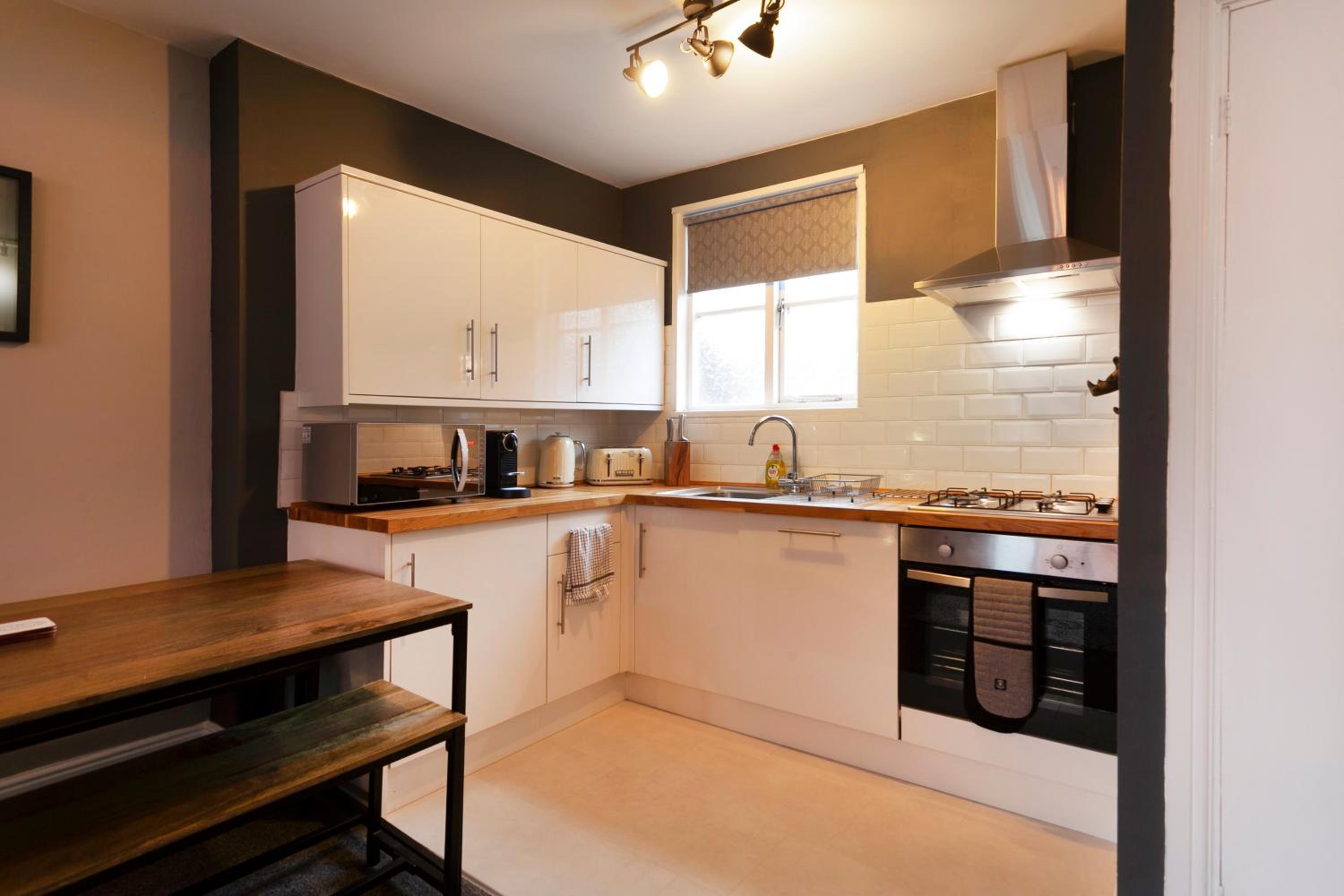 Adjacent Nottingham City Centre Coach Houses, Sleeps 15, Parking view 5