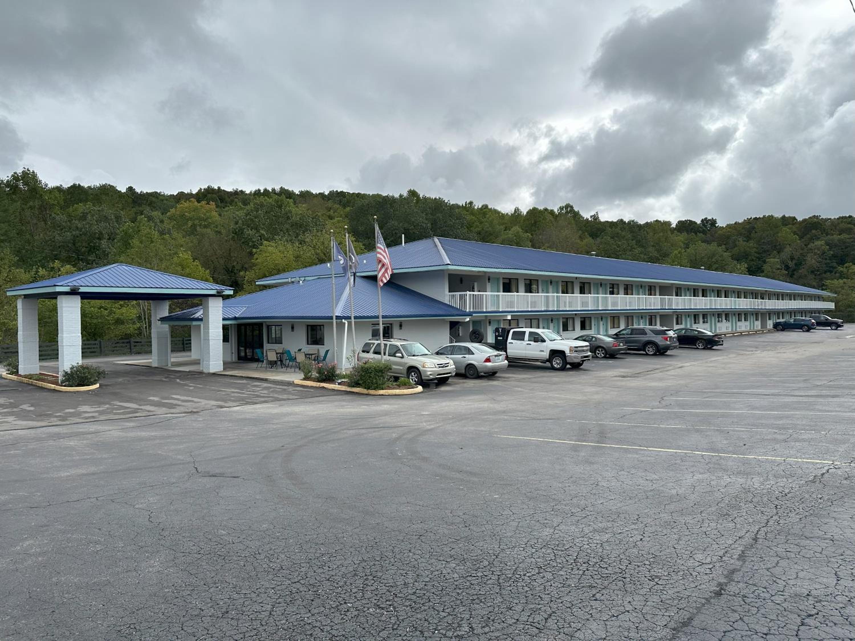 Hotel Days Inn by Wyndham Renfro Valley Mount Vernon - Image 1