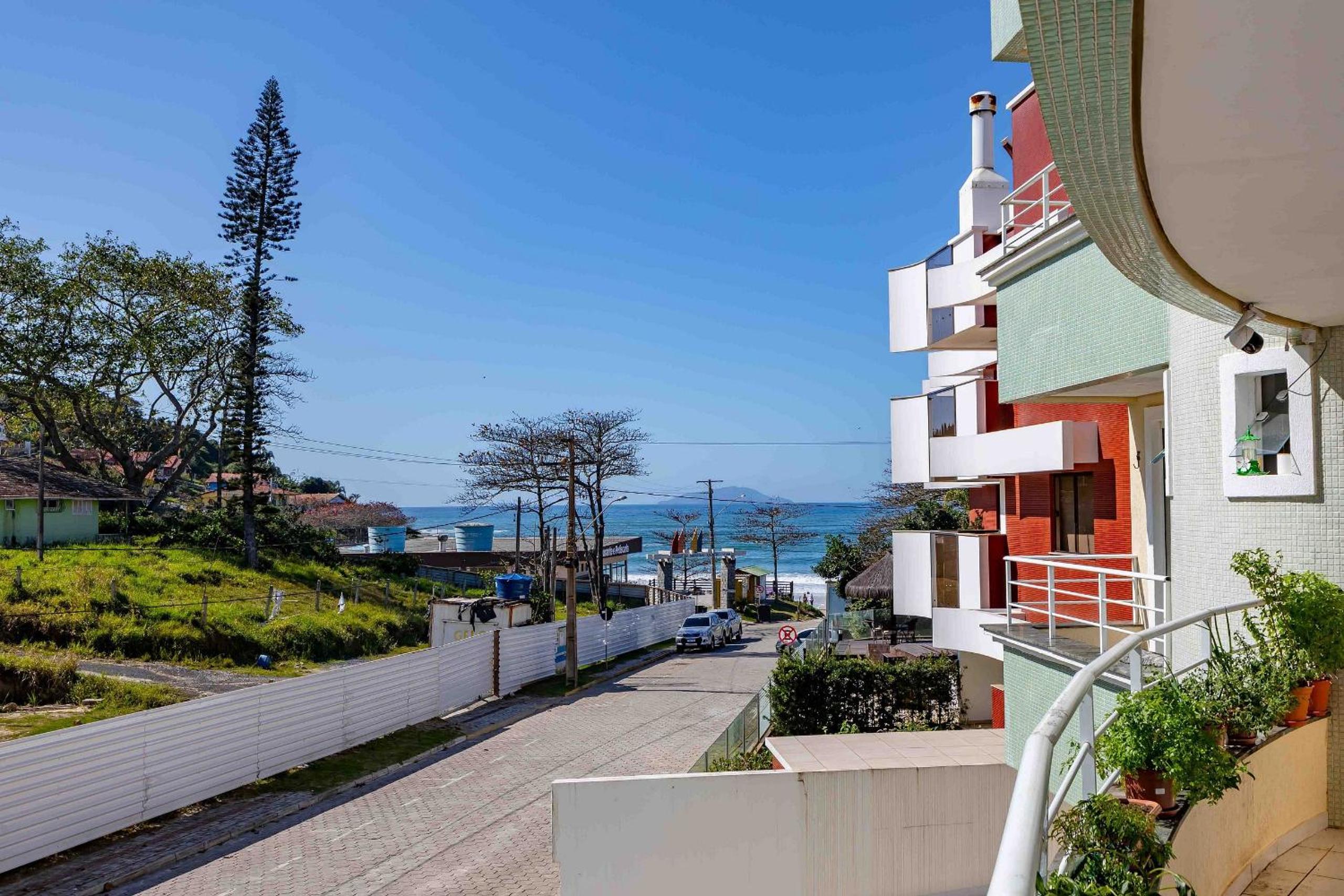 Amplo Apartamento a 70 metros da Praia de 4Ilhas