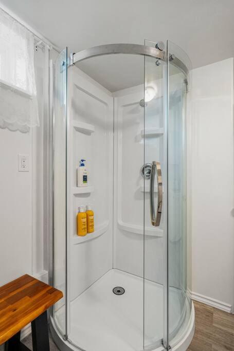 Voyager's Hub- Calgary InnerCity 3BD 4Bed Sleeps 8
