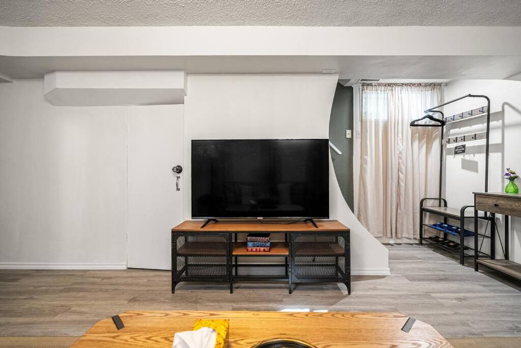 Voyager's Hub- Calgary InnerCity 3BD 4Bed Sleeps 8