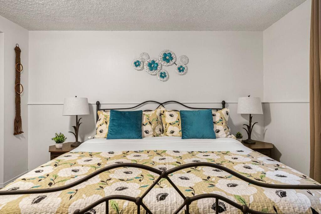 Voyager's Hub- Calgary InnerCity 3BD 4Bed Sleeps 8