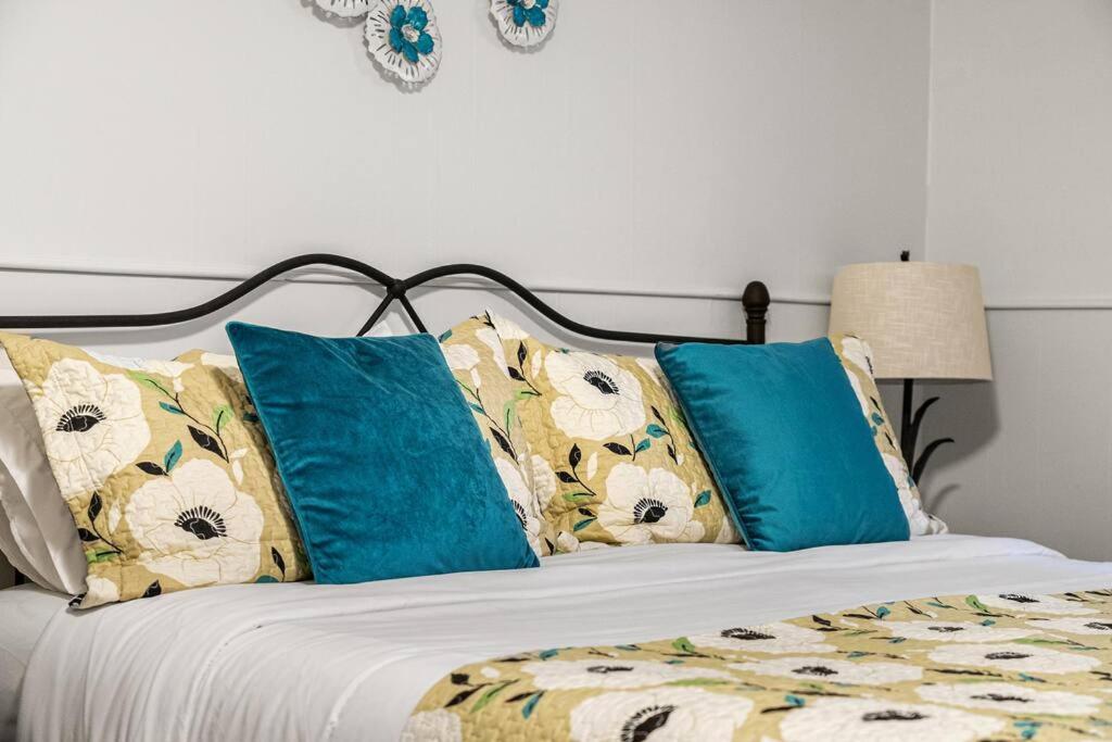 Voyager's Hub- Calgary InnerCity 3BD 4Bed Sleeps 8