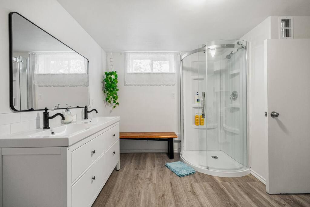 Voyager's Hub- Calgary InnerCity 3BD 4Bed Sleeps 8