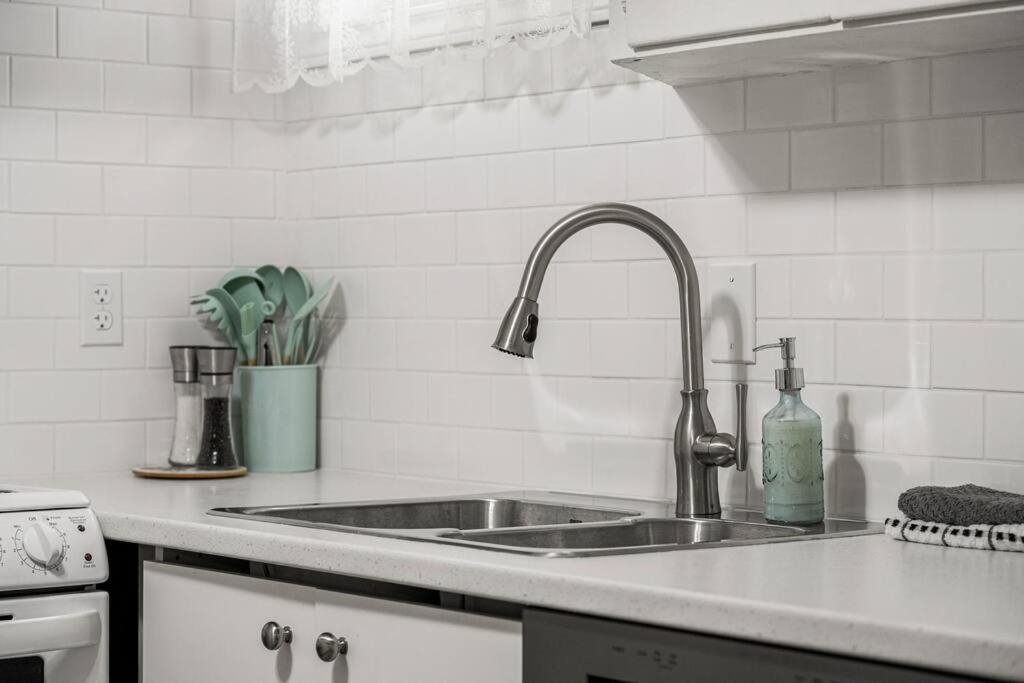 Voyager's Hub- Calgary InnerCity 3BD 4Bed Sleeps 8