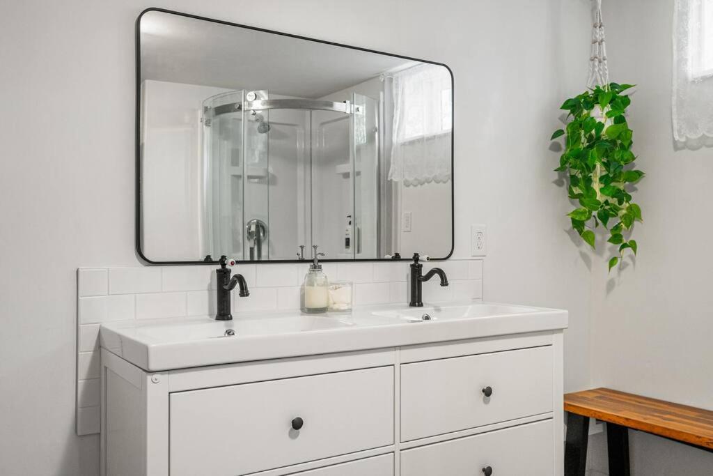 Voyager's Hub- Calgary InnerCity 3BD 4Bed Sleeps 8