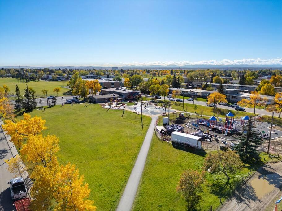 Voyager's Hub- Calgary InnerCity 3BD 4Bed Sleeps 8