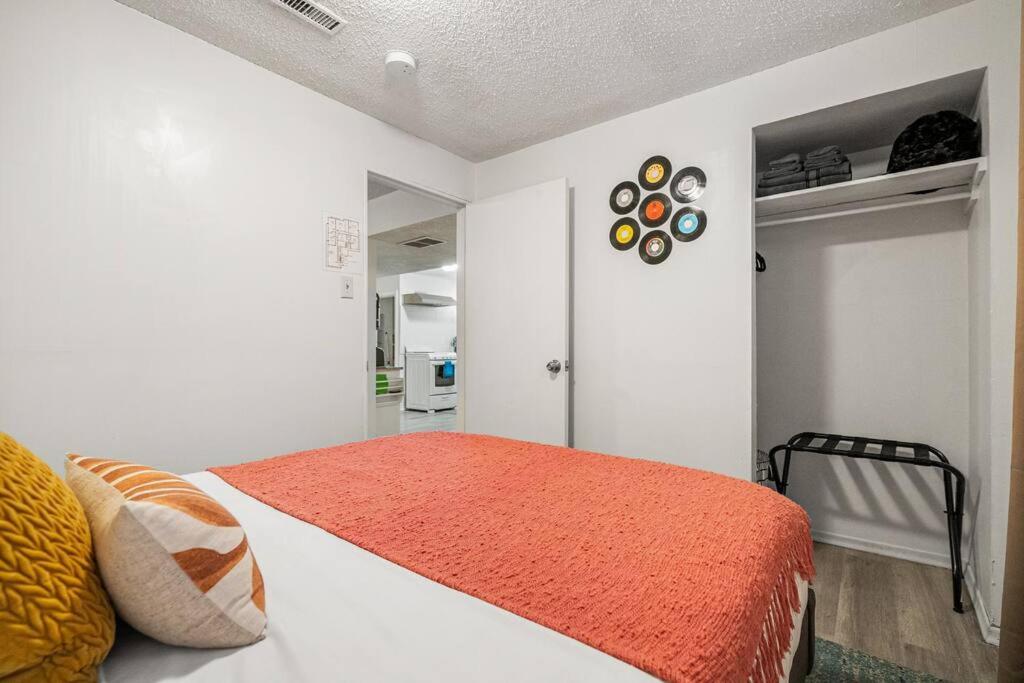 Voyager's Hub- Calgary InnerCity 3BD 4Bed Sleeps 8